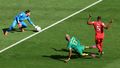AL WAKRAH, QATAR - 24 DE NOVIEMBRE: Yann Sommer de Suiza salva un intento de Eric Maxim Choupo-Moting de Camerún durante el partido del Grupo G de la Copa Mundial de la FIFA Qatar 2022 entre Suiza y Camerún en el Estadio Al Janoub el 24 de noviembre de 2022 en Al Wakrah,