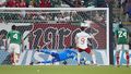 Robert Lewandowski de Polonia dispara un penal que es salvado por Guillermo Ochoa de México durante el partido del Grupo C de la Copa Mundial de la FIFA Qatar 2022 entre México y Polonia en el Estadio 974 el 22 de noviembre de 2022 en Doha, Qatar.  (Foto por Juan Luis Díaz)
