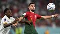 El defensor de Ghana #17 Abdul Rahman Baba y el mediocampista de Portugal #08 Bruno Fernandes luchan por el balón durante el partido de fútbol del Grupo H de la Copa Mundial de Qatar 2022 entre Portugal y Ghana en el Estadio 974 en Doha el 24 de noviembre de 2022