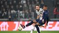 El delantero francés de Paris Saint-Germain, Kylian Mbappe, lucha por el balón con el defensor italiano de Juventus, Federico Gatti, durante el partido de fútbol del grupo H de la primera ronda de la Liga de Campeones de la UEFA, día 6, entre Juventus de Turín y Paris Saint-Germain (PSG).