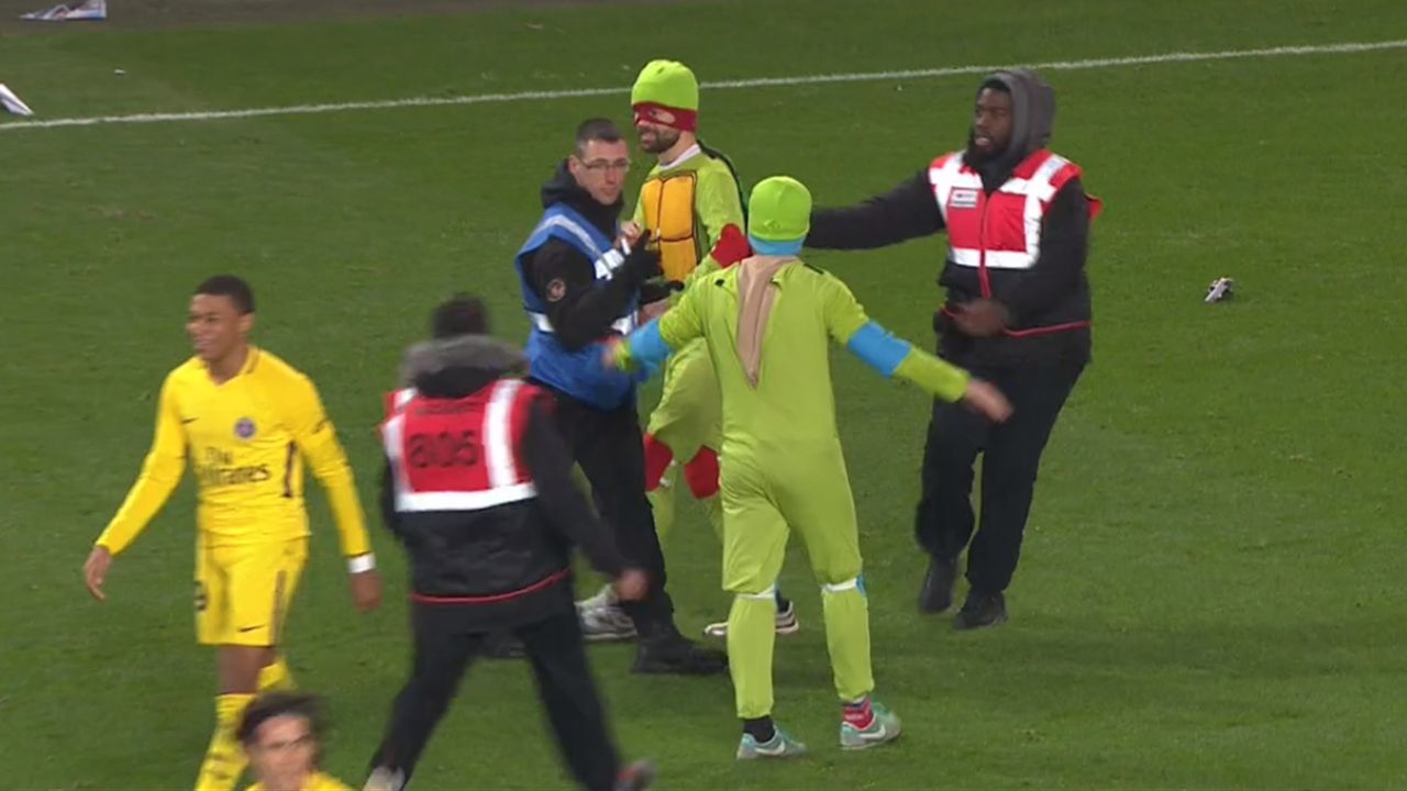 Fanaty Pszh V Kostyumah Cherepashek Nindzya Vybezhali Na Pole V Matche S Rennom Eurosport