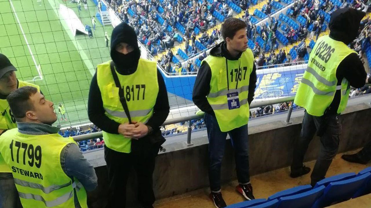 styuardy mogli byt sotrudnikami