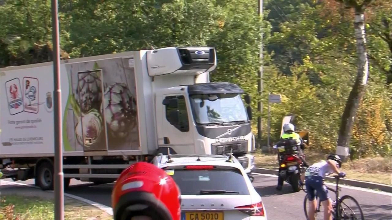 Chaos As A Truck In The Middle Of The Road Causes A Pile Up And Crash Cycling Video Eurosport