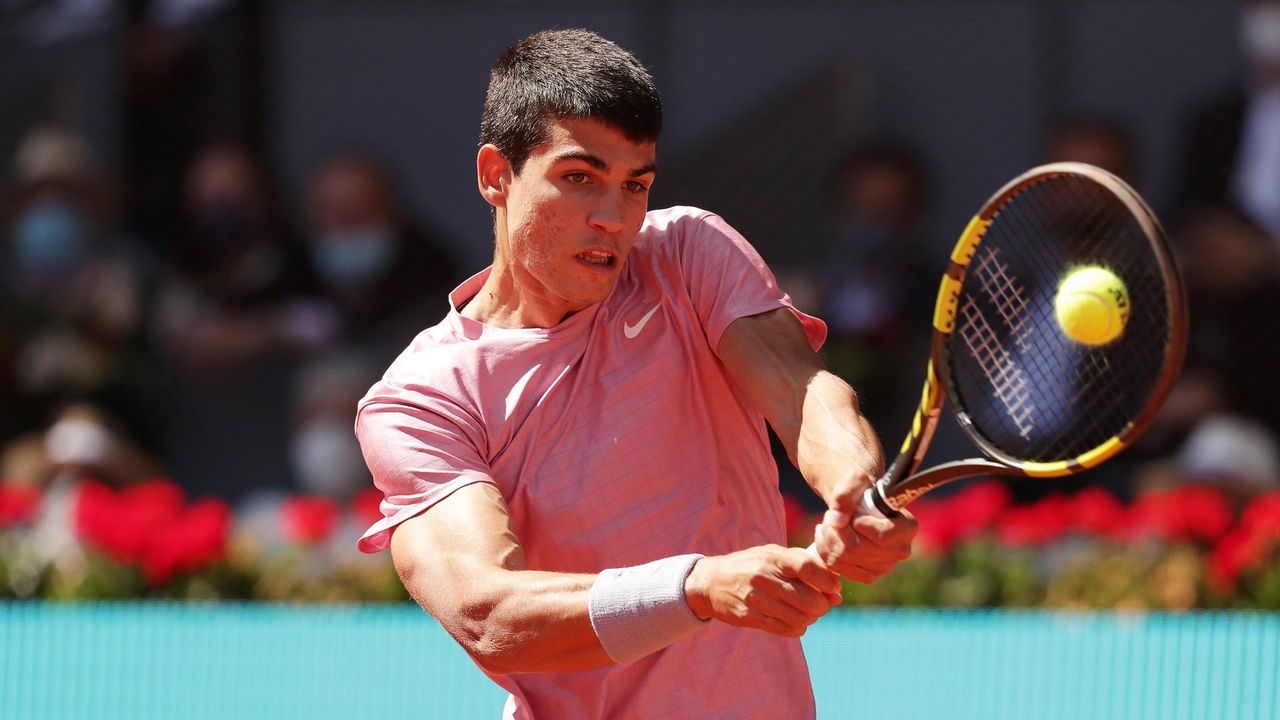 Une superbe défense mais le point perdu et une blessure : Alcaraz a fait  connaissance avec Nadal
