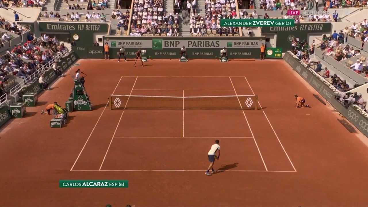 Carlos Alcaraz fires wide with fierce forehand in first point against Alexander Zverev at French Open - Tennis video