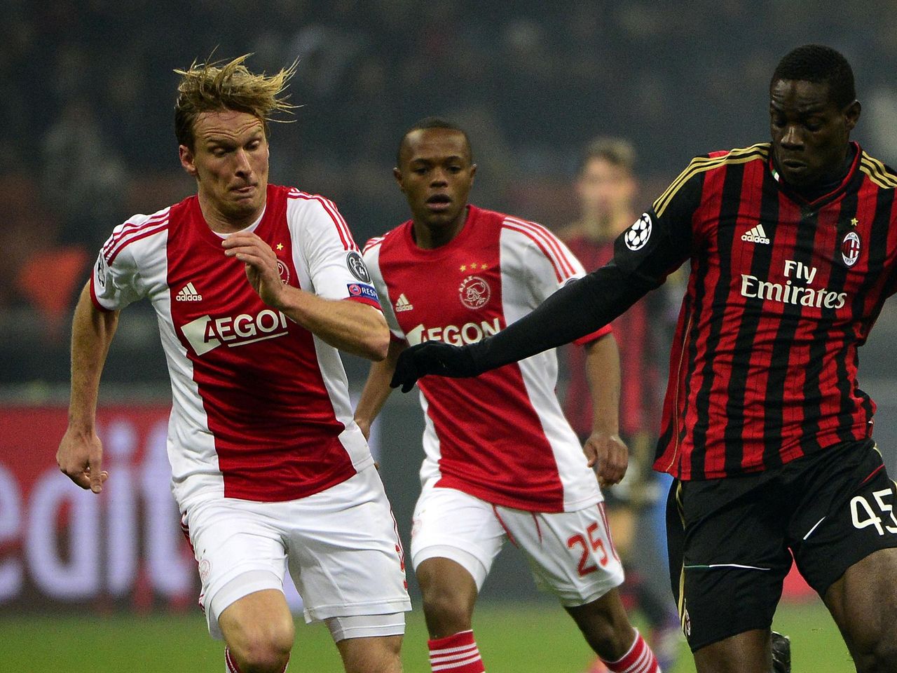 Seaboard halv otte Hør efter Ten-man Milan hold on for draw with Ajax to qualify - Eurosport