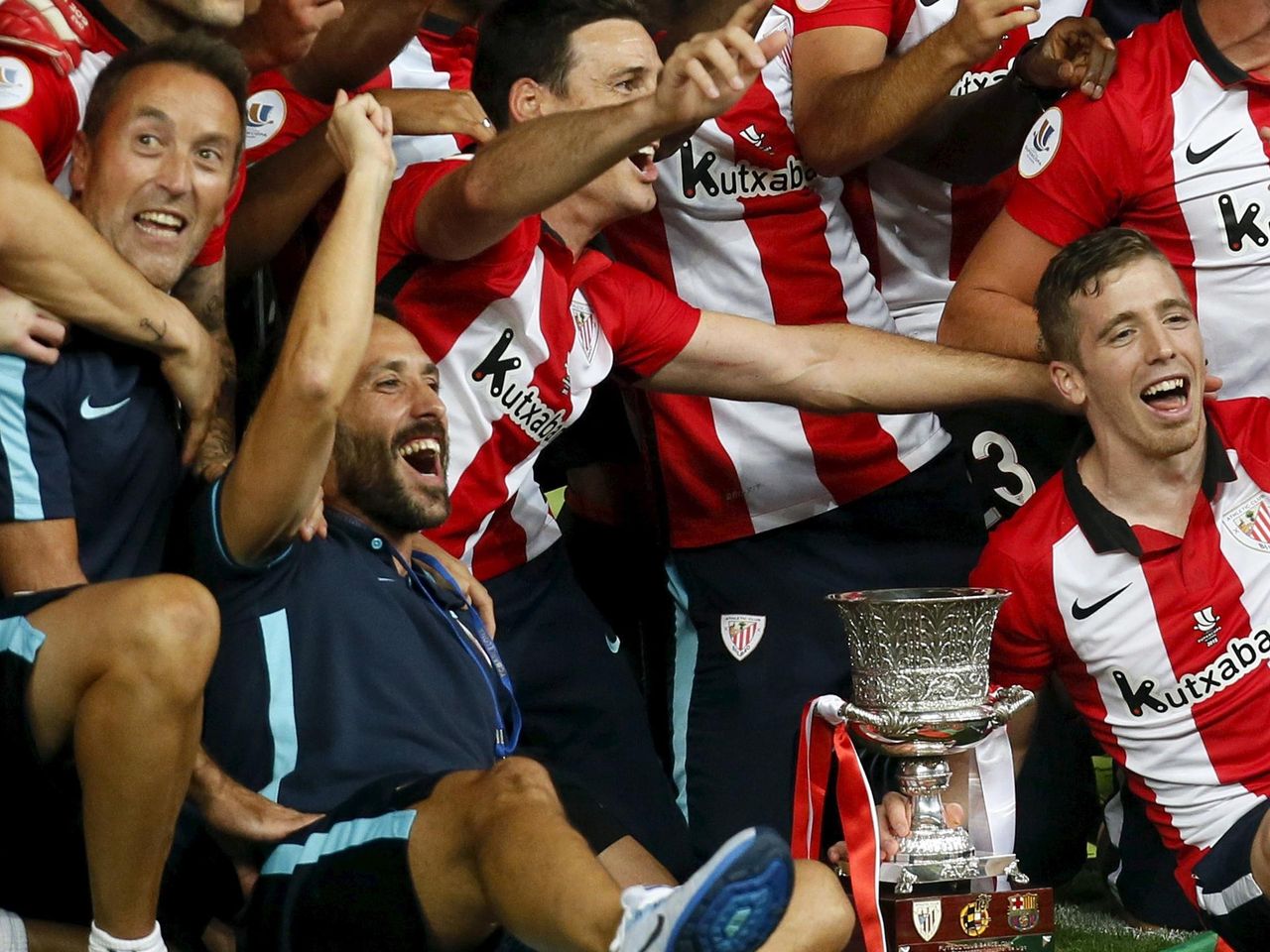 Athletic Bilbao Lift Spanish Super Cup After Gerard Pique Is Sent Off For Barca Eurosport