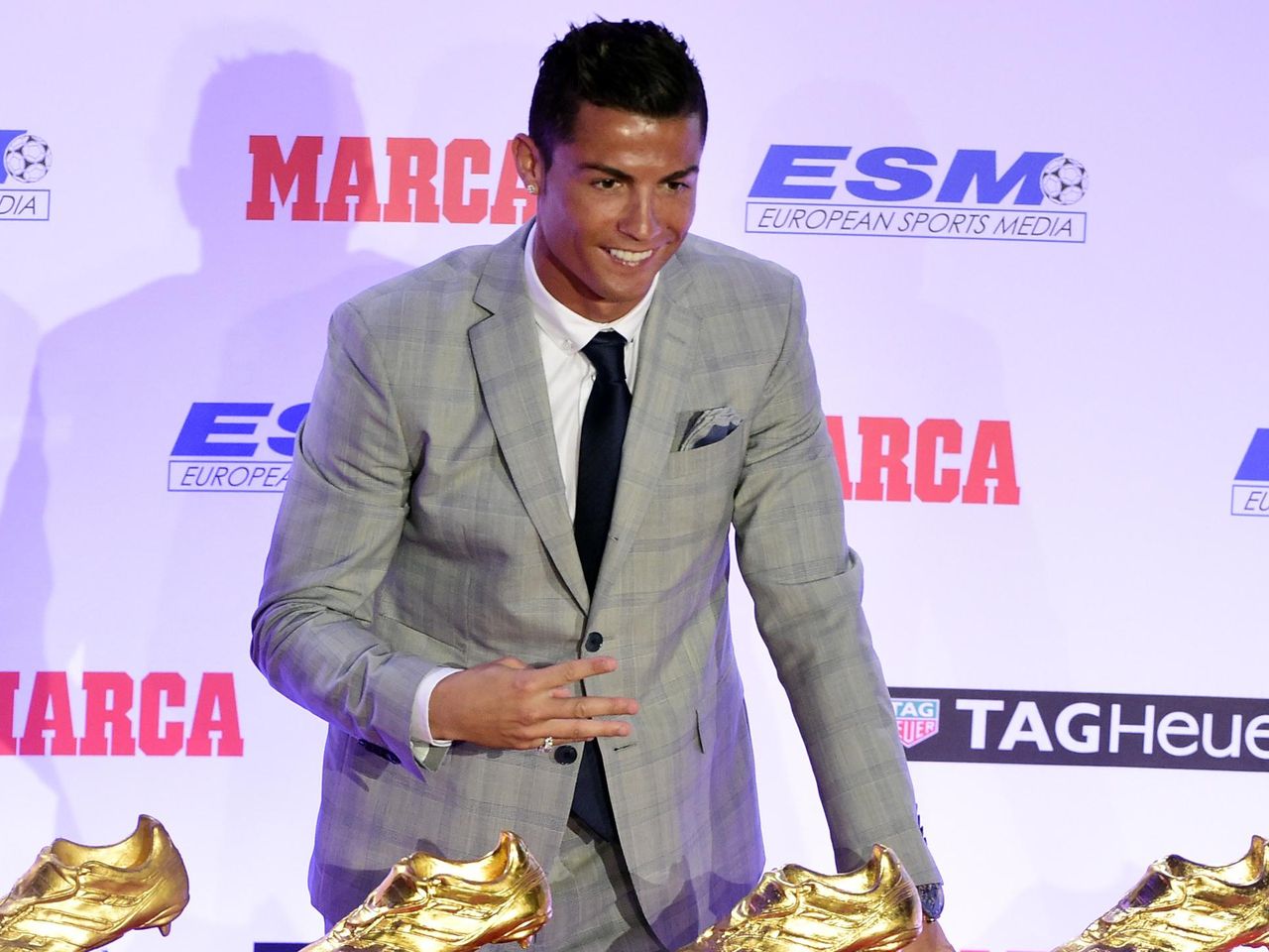 Tientallen druiven zonlicht Cristiano Ronaldo awarded with European Golden Shoe trophy for record  fourth time - Eurosport