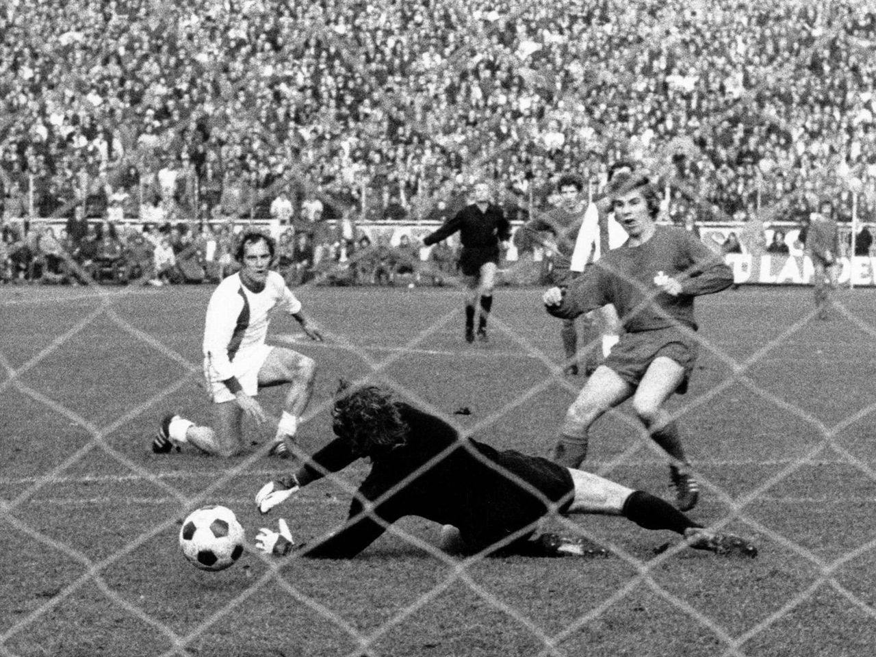 FC Kaiserslautern Rund um den Betzenberg UM 1 Livre 4/83 Décembre 1983 