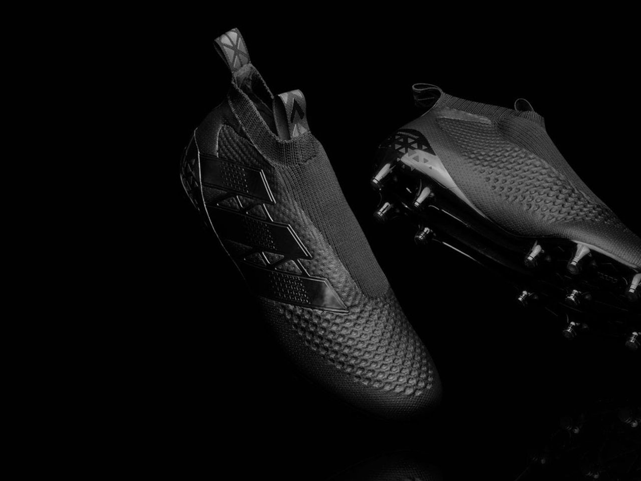 Adidas lance une chaussure de foot sans lacets ! -