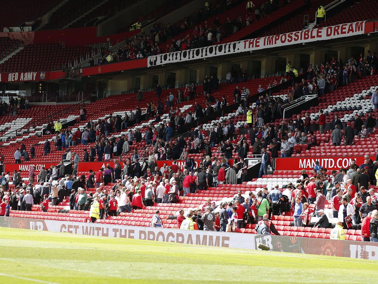 Manchester United Kontrollierte Sprengung Nach Spielabsage Wegen Verdachtigem Paketfund Eurosport