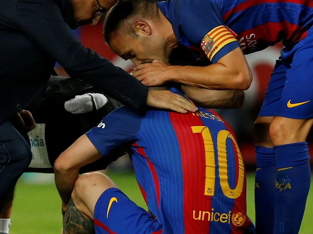 Barcelona Don T Take Care Of Messi Says Argentina Coach Bauza Eurosport