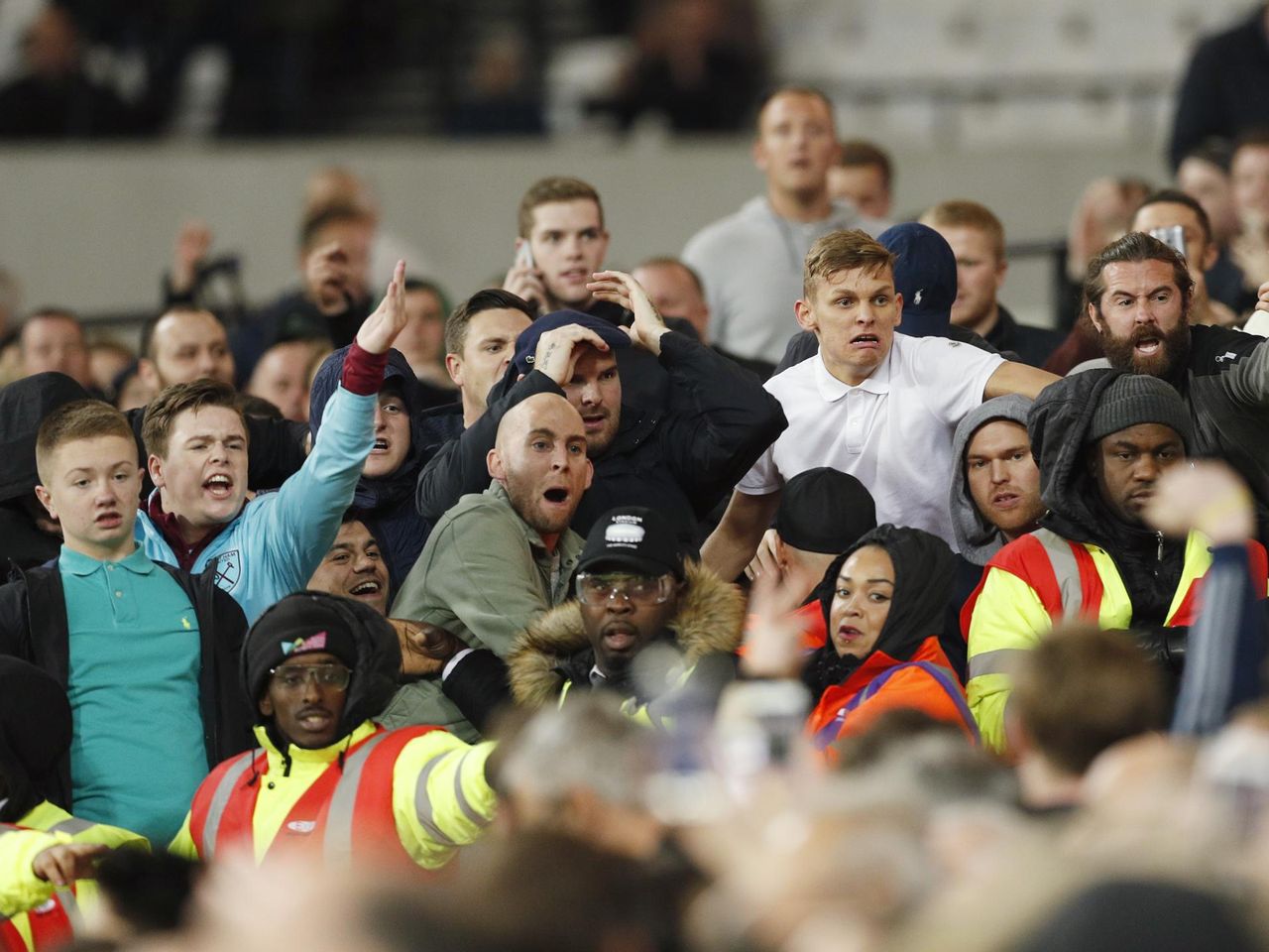 de studie lid sympathie Investigation opens after crowd trouble at West Ham's game with Chelsea -  Eurosport