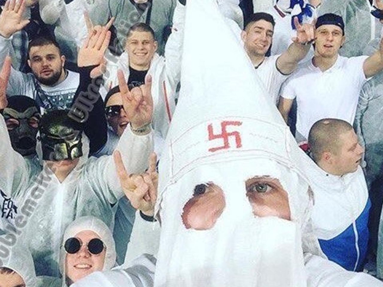 Mantiya Ku Kluks Klana So Svastikoj I Majka S Gitlerom Fanaty Na Matche Dinamo Shahter Eurosport