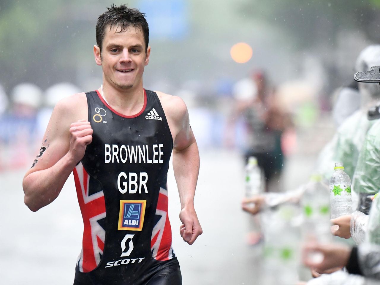 Video Amazing Jonathan Brownlee Carries Broken Bike For A Mile After Horror Crash In Rain Eurosport