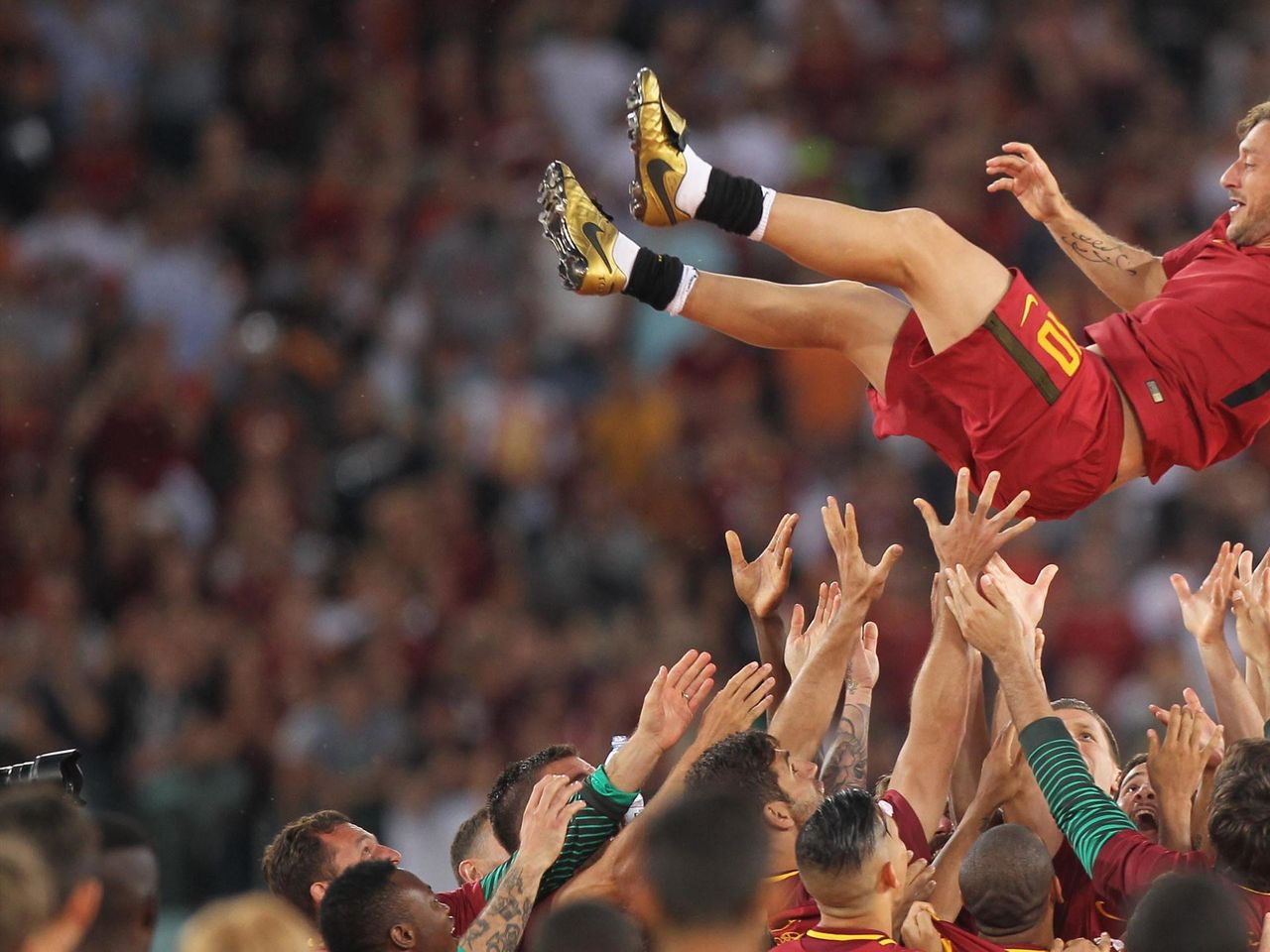 Nach 786 Spielen Ist Schluss Roma Legende Francesco Totti Tritt Unter Tranen Ab Eurosport