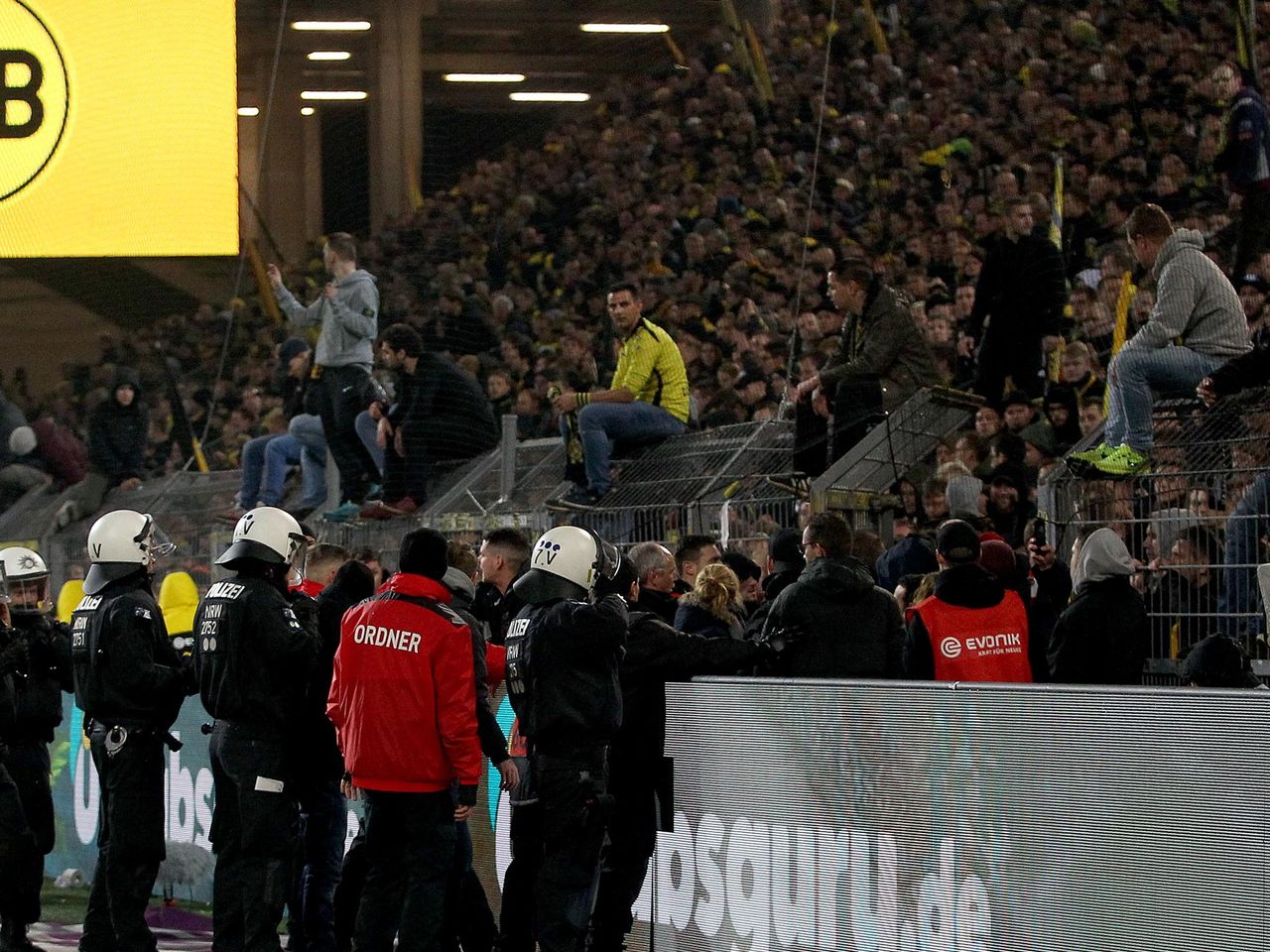 Massenrangelei Nach Dem Derby Bvb Fans Wollen Den Platz Sturmen Eurosport