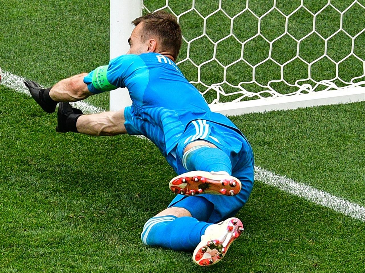 Futbol Na Oblozhke Novogo Alboma Gruppy Splin Vratar Reagiruyushij Na Myach Eurosport