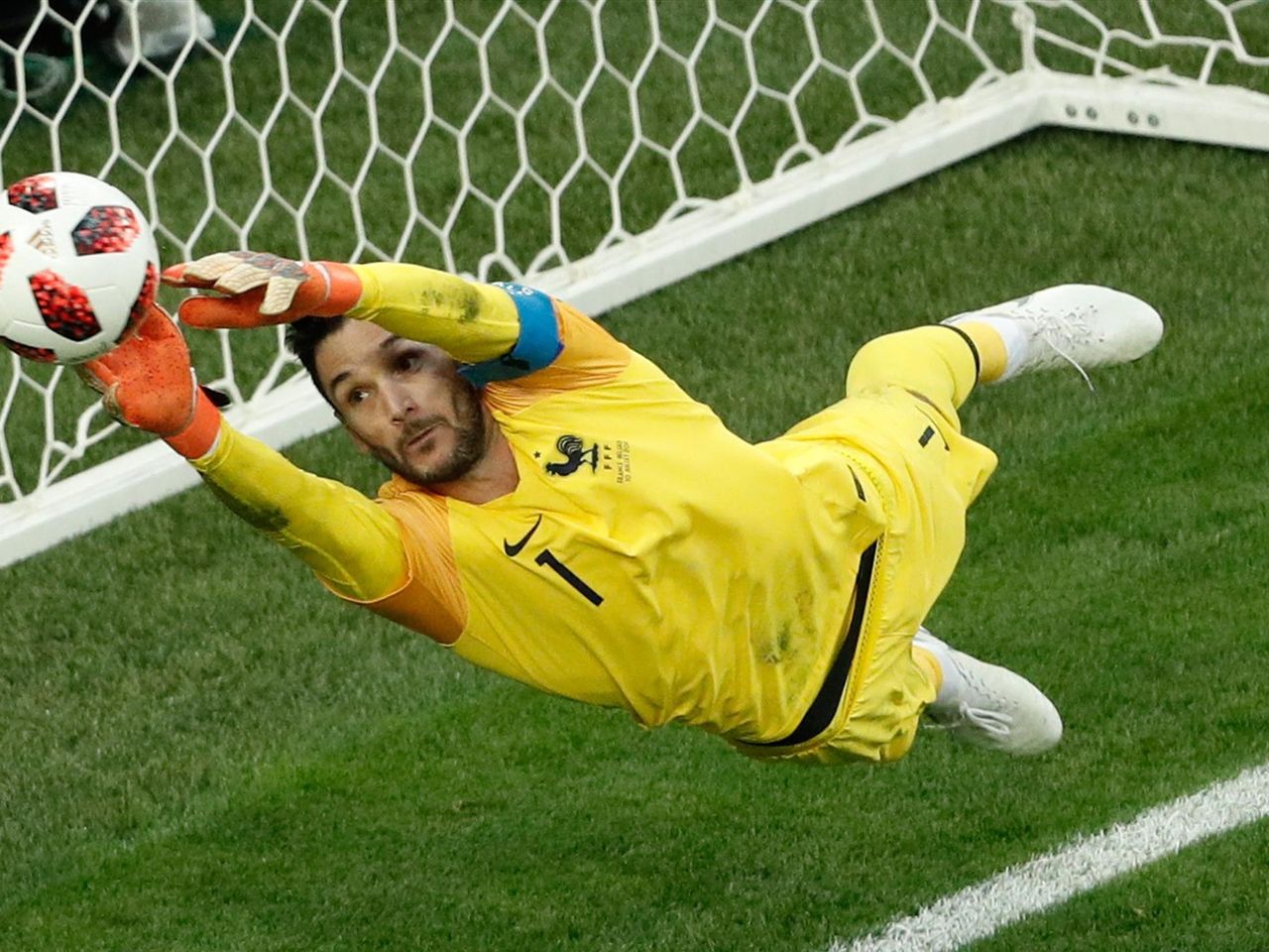 Paper Round: Real Madrid consider £60m Hugo Lloris bid - Eurosport