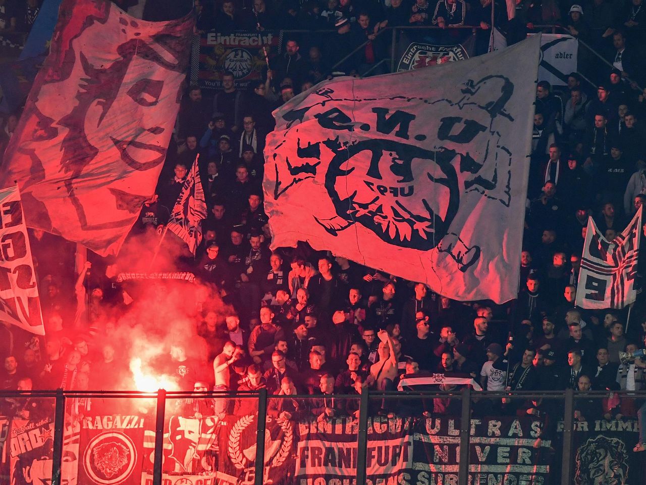 Nach Pyro Arger In Mailand Eintracht Ultras Aussern Sich Selbstkritisch Eurosport