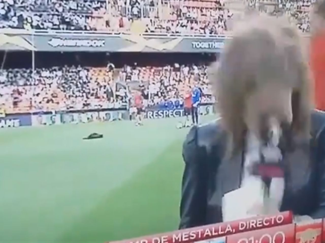 zhurnalistku ulozhili myachom v golovu