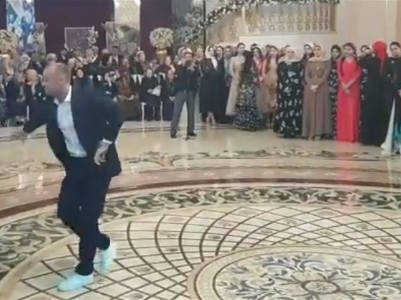 denis glushakov tancuet lezginku na