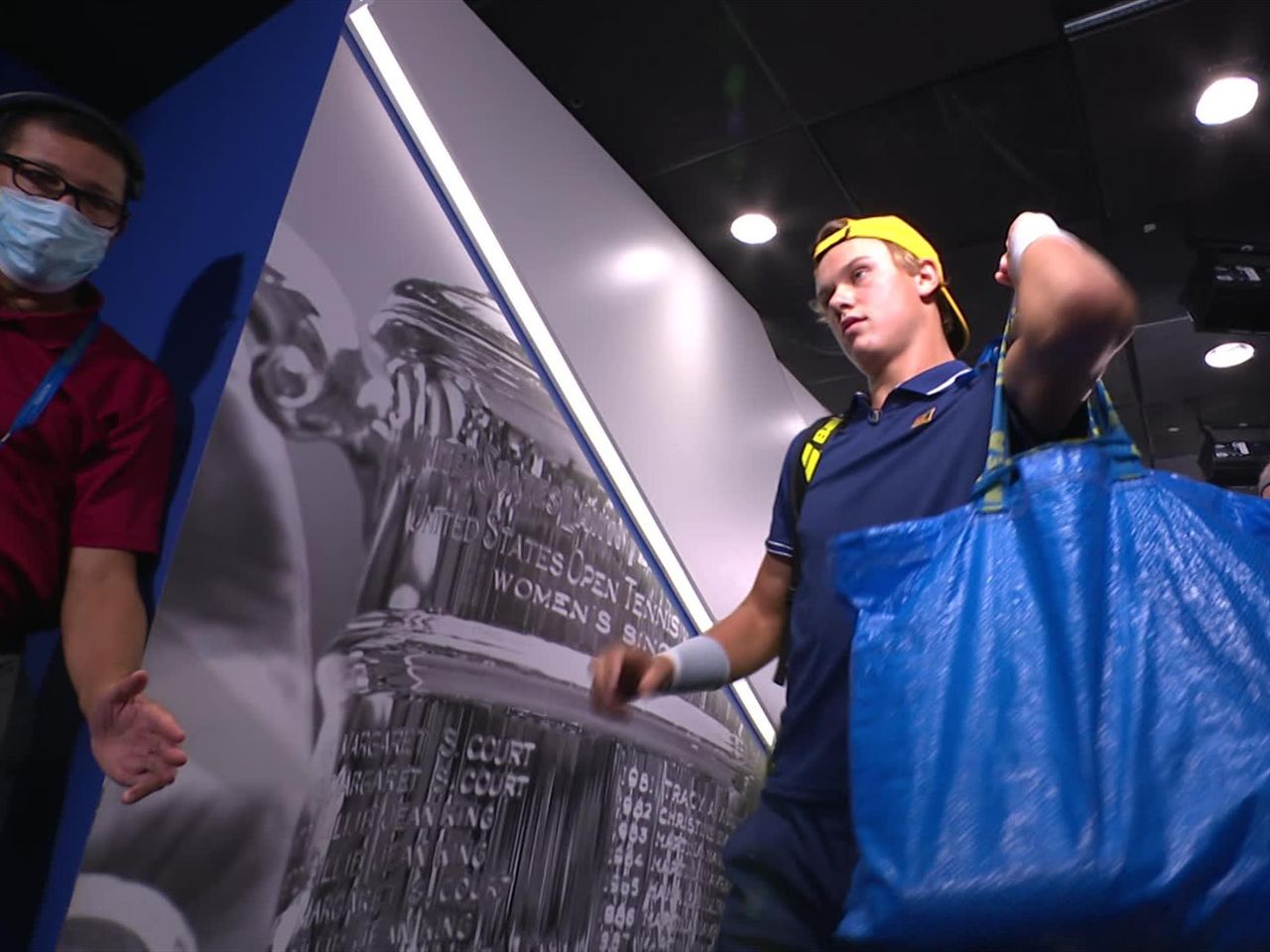 Us Open 2021 Holger Vitus Nodskov Rune Kommt Mit Ikea Tasche Zur Partie Gegen Novak Djokovic Tennis Video Eurosport