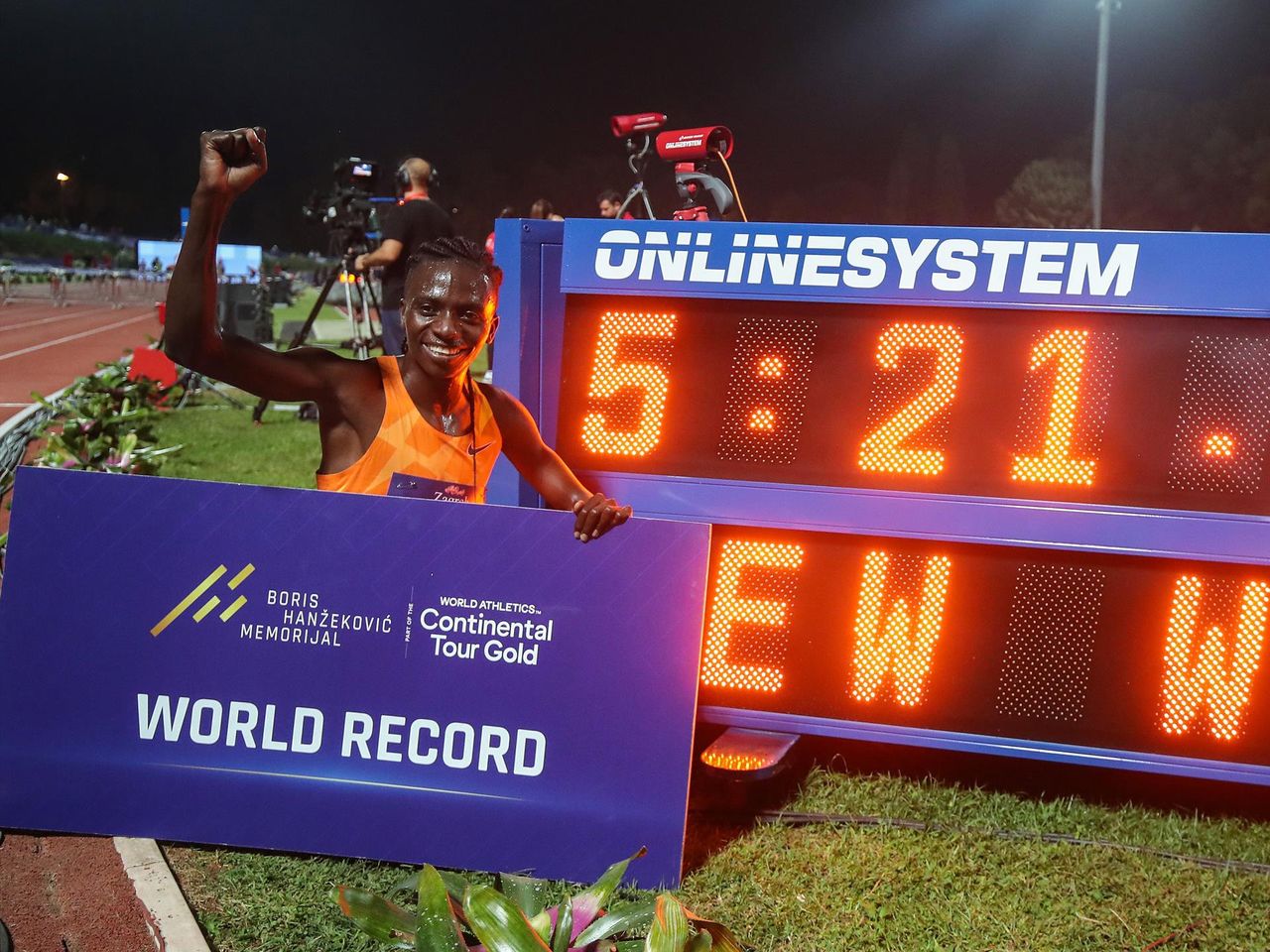 Athletics news - Burundi's Francine Niyonsaba becomes first runner with DSD  to break world record in Zagreb - Eurosport