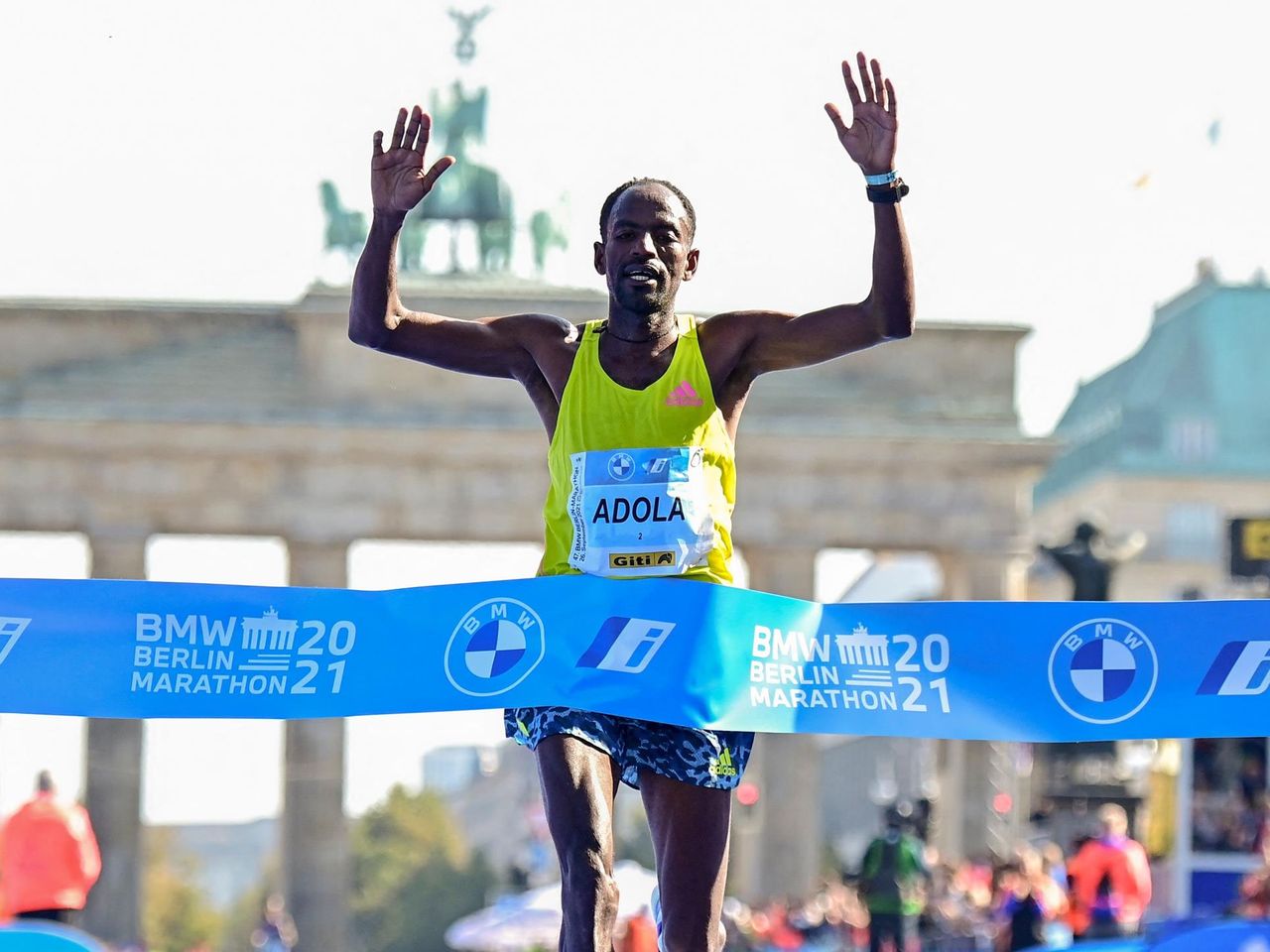 Berlin Marathon 2021 Guye Adola Gewinnt Und Stellt Favorit Kenenisa Bekele In Den Schatten Eurosport