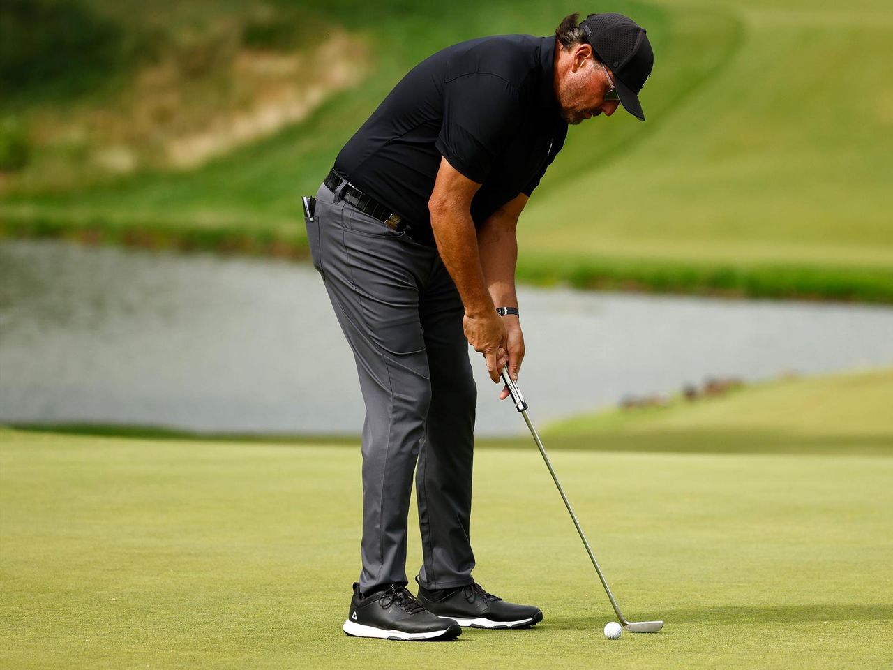 US Open golf 2022: Phil Mickelson four putts from 10 feet as he makes  horror start at Country Club in Brookline - Eurosport