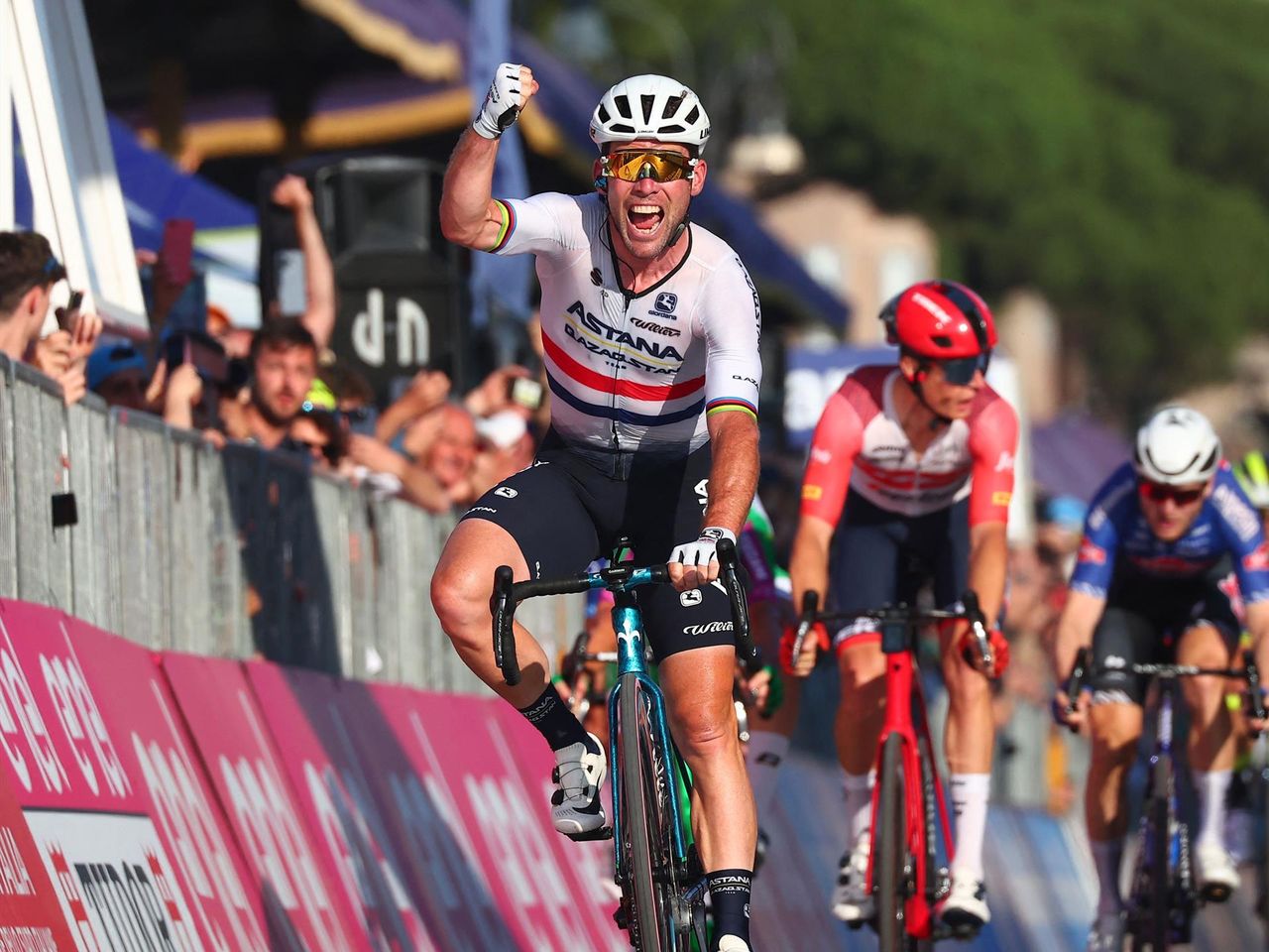 Giro dItalia 2023 Stage 21 highlights Mark Cavendish wins on farewell as Primoz Roglic seals overall crown - Cycling video