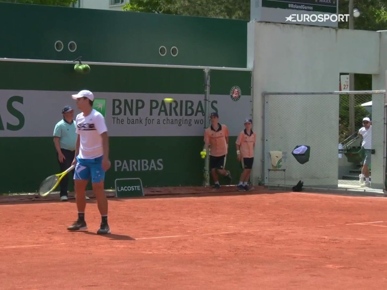 French Open - Miomir Kecmanovic drischt Ball auf anderen Court zurück und wird verwarnt - Tennis Video