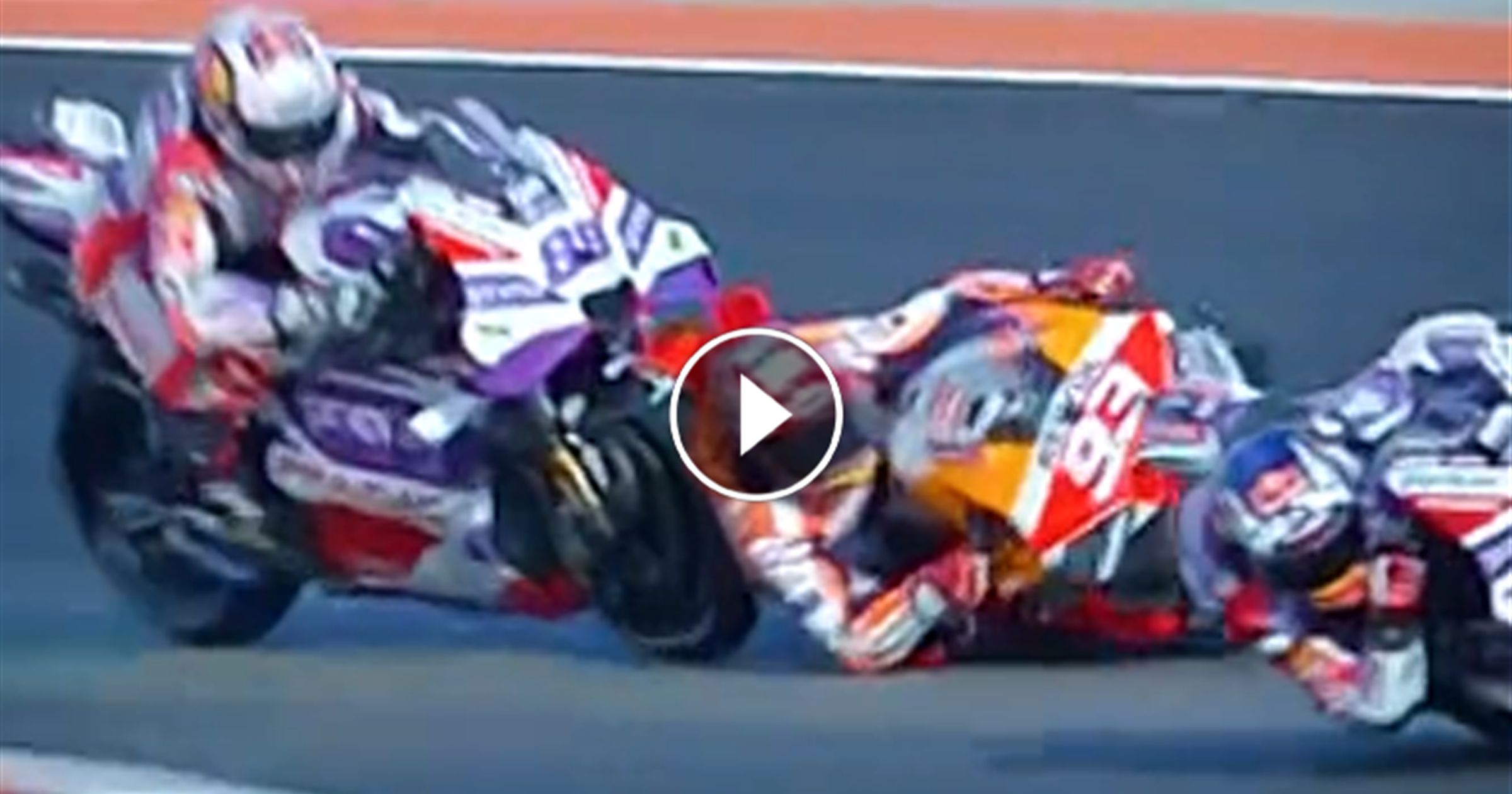 La caduta di Martin dopo il contatto con Marquez che ha consegnato il ...