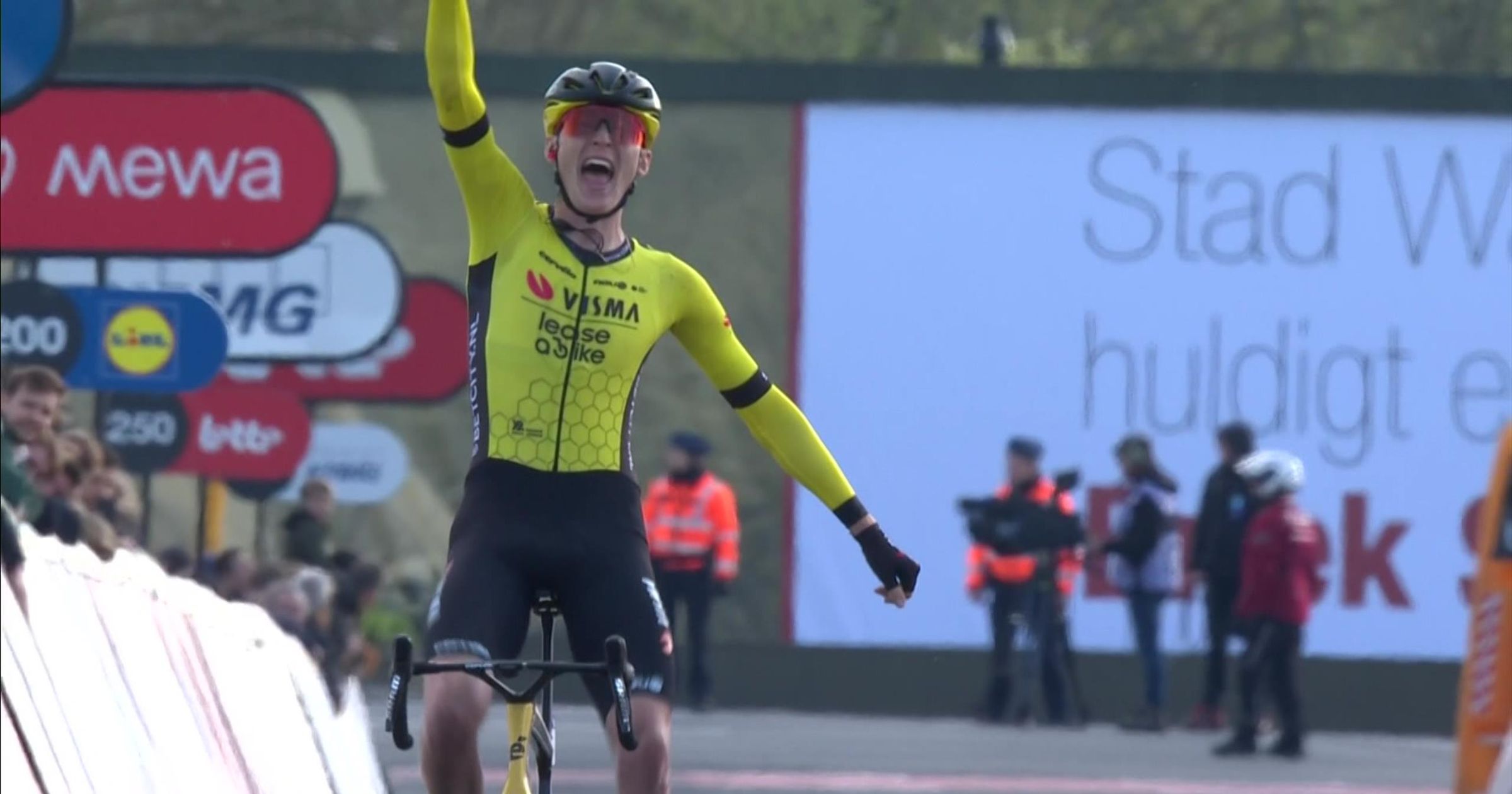 Dwars door Vlaanderen | Bekijk in samenvatting hoe Jorgenson de zege pakt en Van Aert hard uitvalt