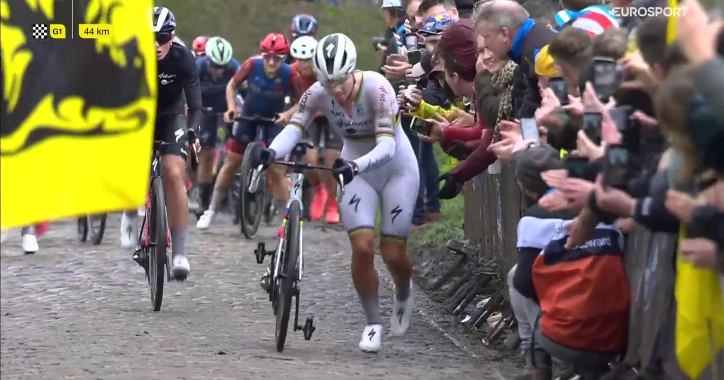 Ronde van Vlaanderen | Chaos op Koppenberg - wereldkampioene Kopecky en ...