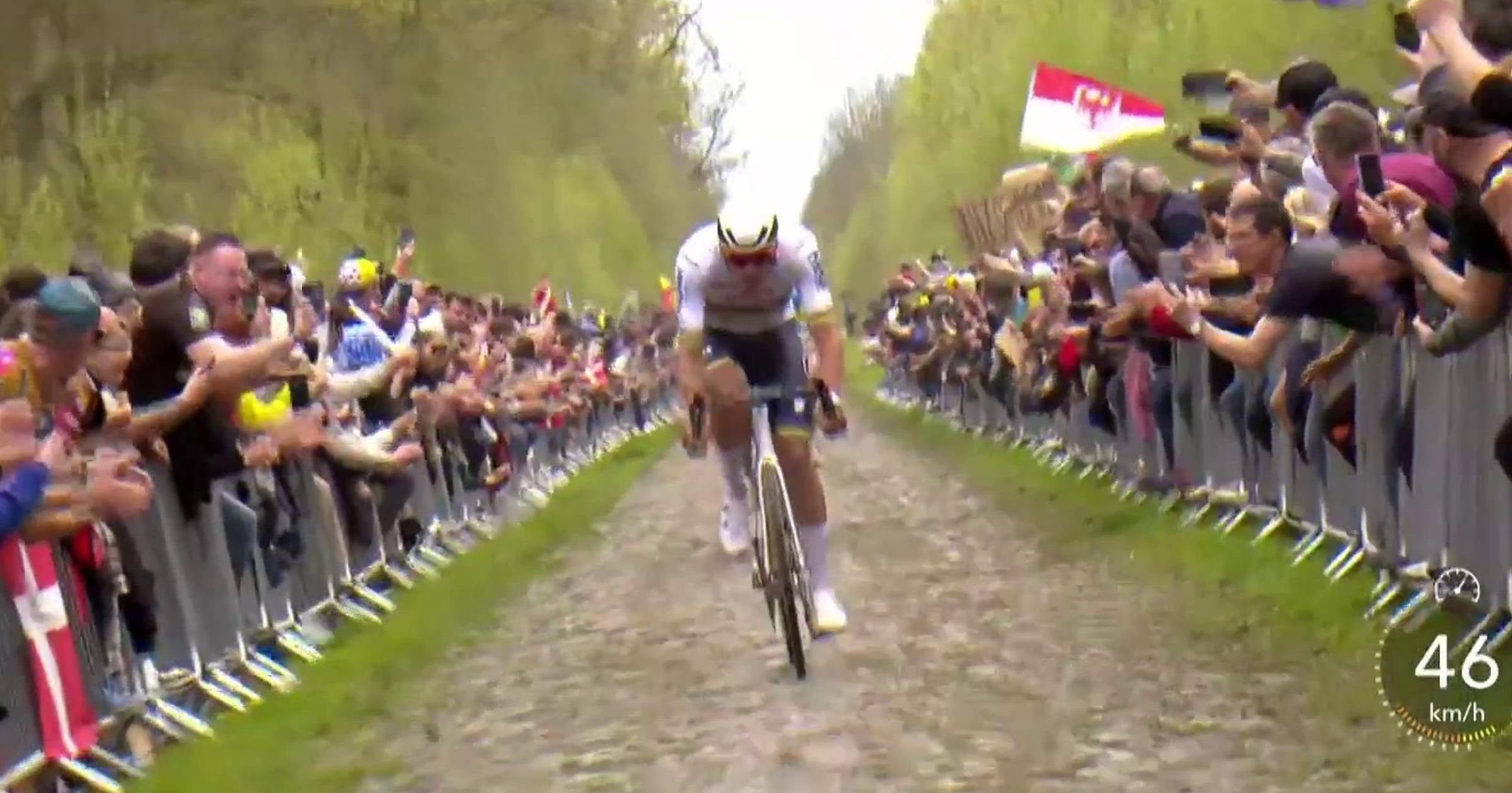 Paris-Roubaix | Le favori se montre : L'accélération de Van der Poel dans la Trouée d'Arenberg - Cycling video - Eurosport