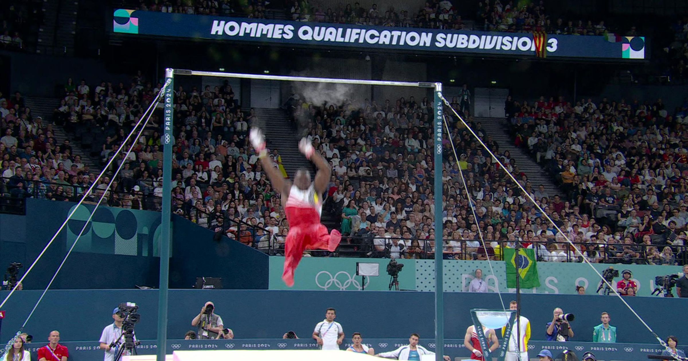 Olympia 2024: Turner Noah Kuavita stürzt nach Salto vom Reck und landet ...