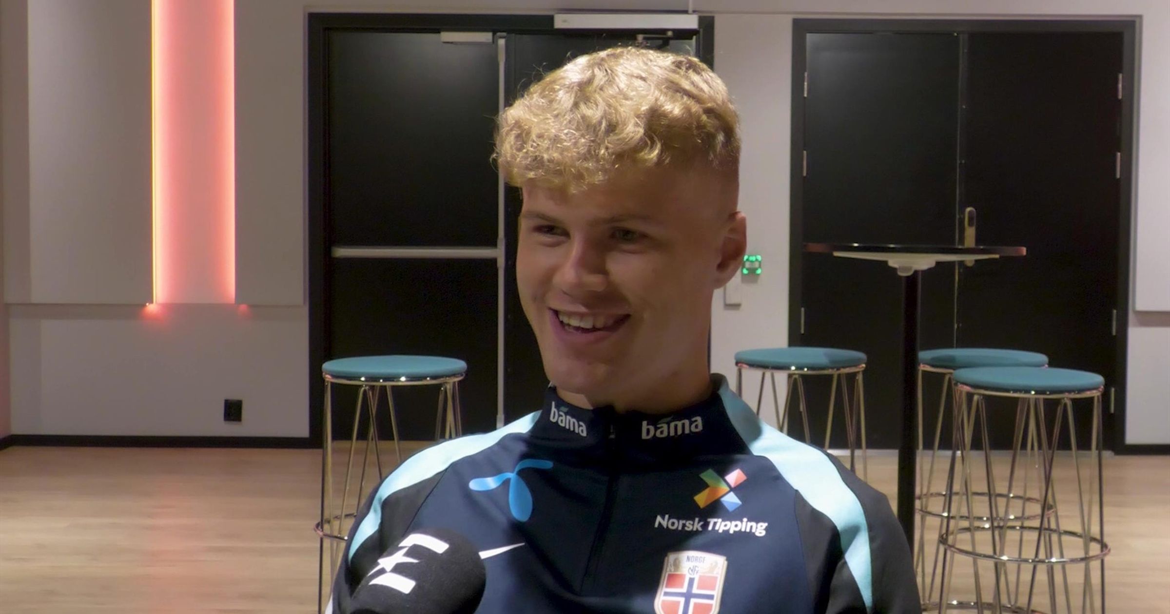 Uenig i Robben-sammenligningen – trekker fram en annen spiller - Football video - Eurosport