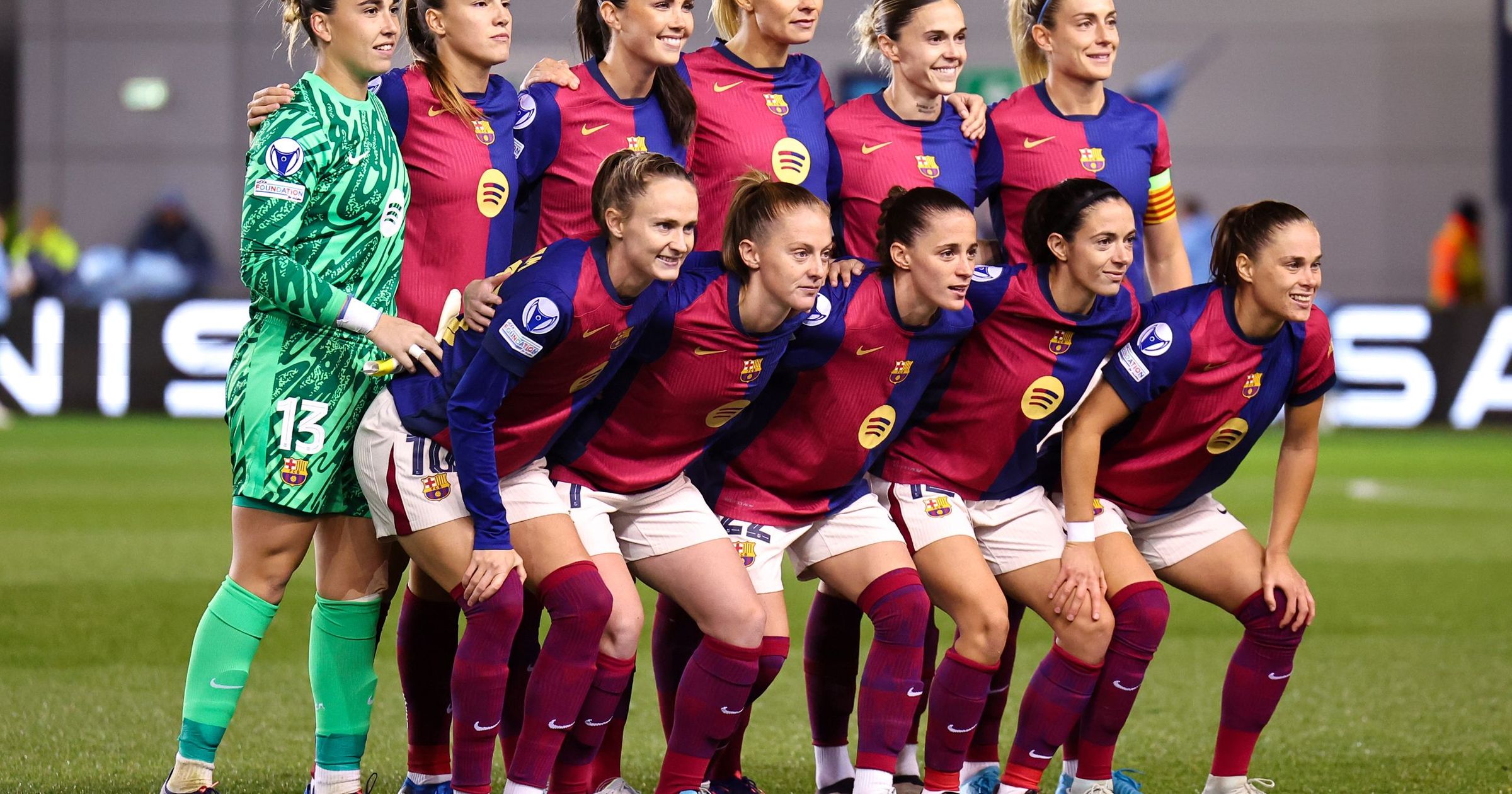 Champions League F 24 25 La extrana razon por la que el Barca tuvo que usar pantalon blanco con la azulgrana Eurosport