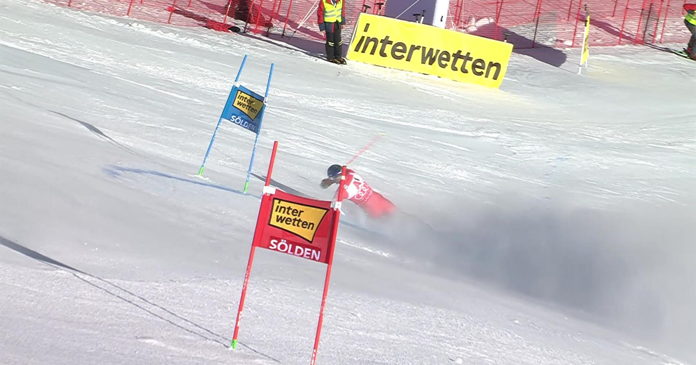 Stupeur à Sölden : Odermatt chute et manque une porte sur le géant thumbnail