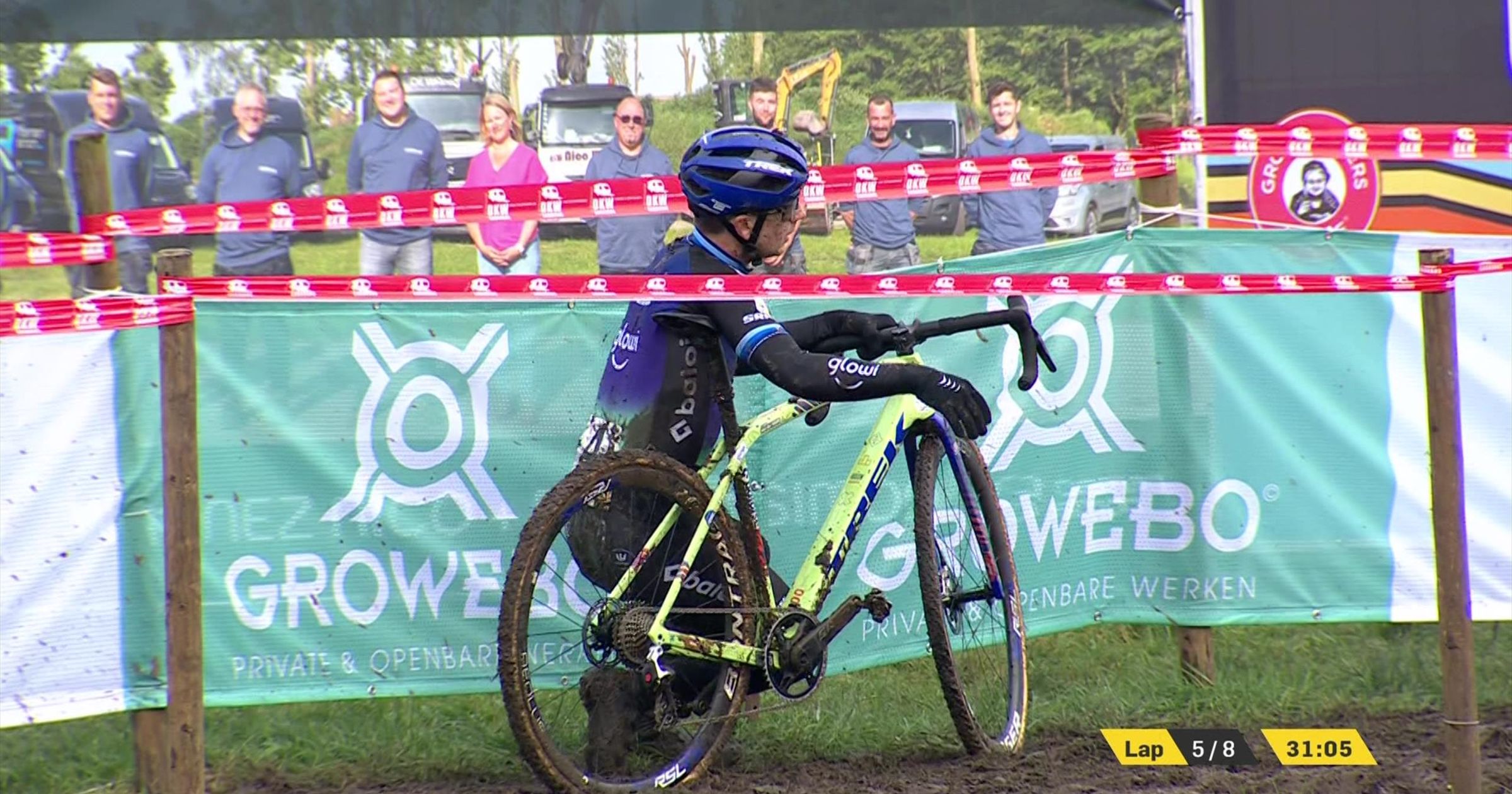 Superprestige Gullegem | Lars Van Der Haar se baja de la bicicleta para colocarse el hombro y continúa en carrera - Cyclo-Cross video - Eurosport