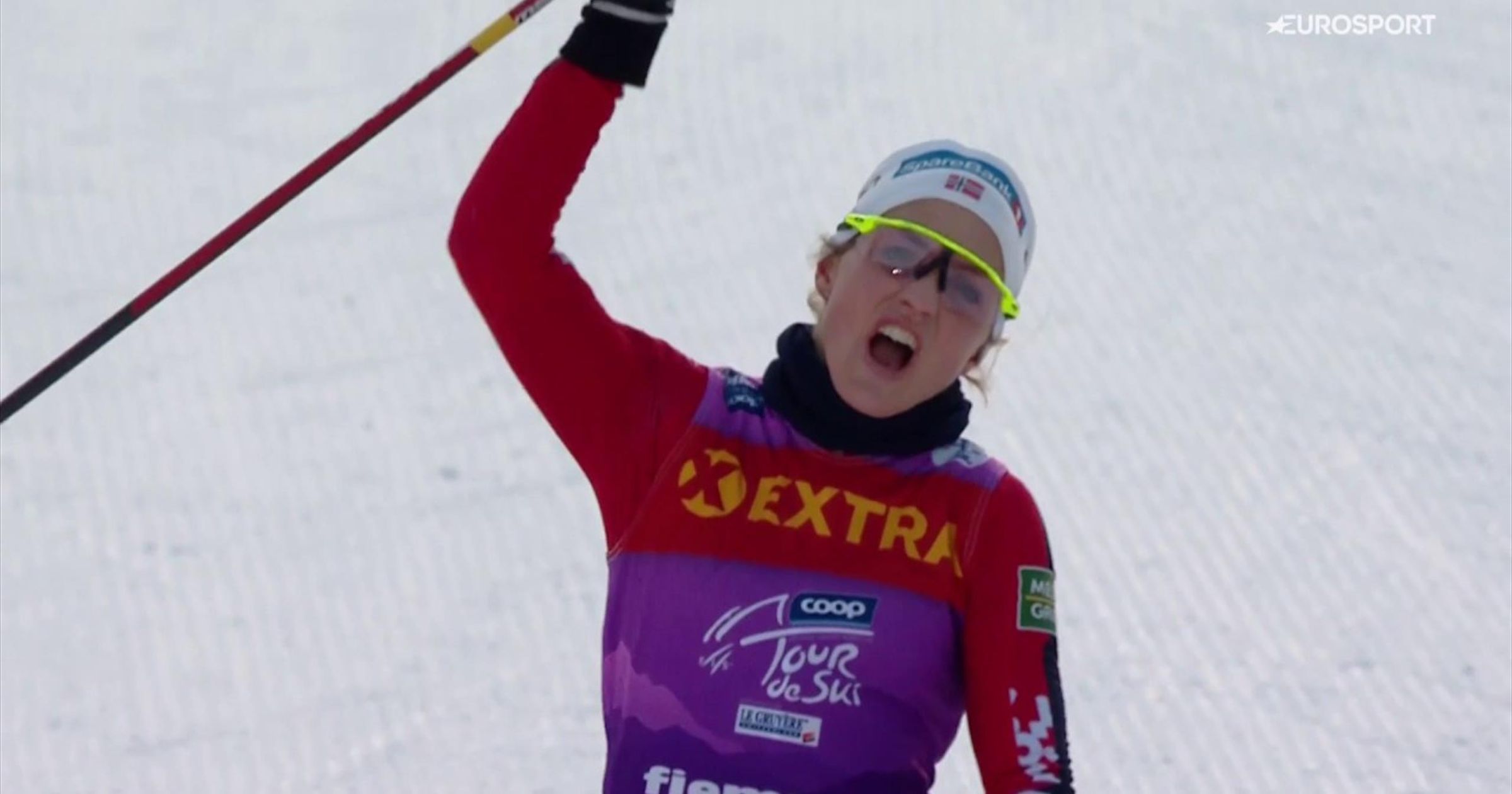 Therese Johaug hengerelt, mögötte célfotó döntött