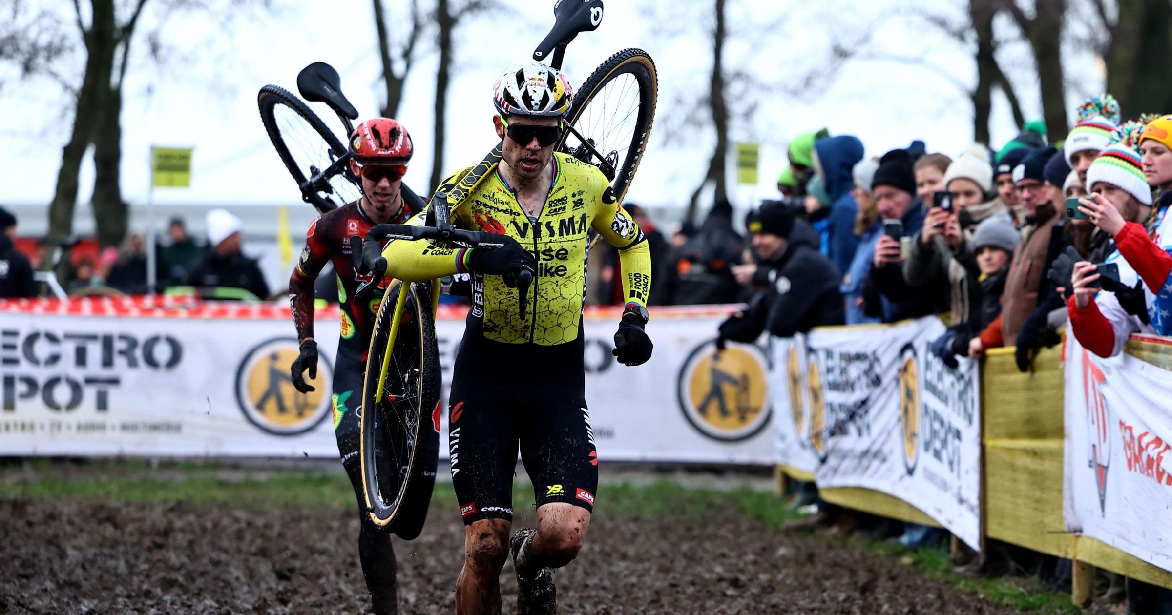 Nach knallhartem Duell: Wout van Aert gewinnt Superprestige in Gullegem - Belgier feiert ersten Saisonsieg - Cyclo-Cross video - Eurosport