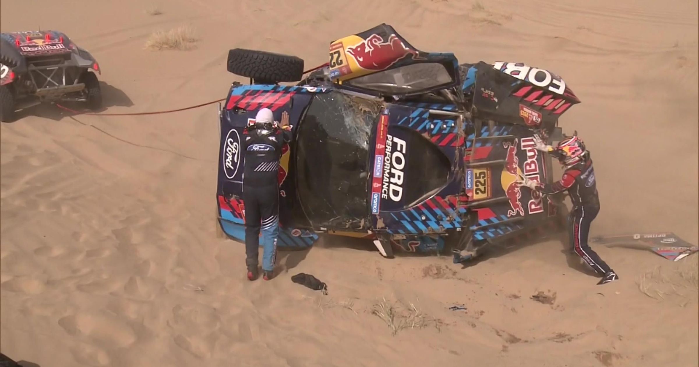 Sainz hatalmasat borult a Dakaron, egy csapattárs állította talpra