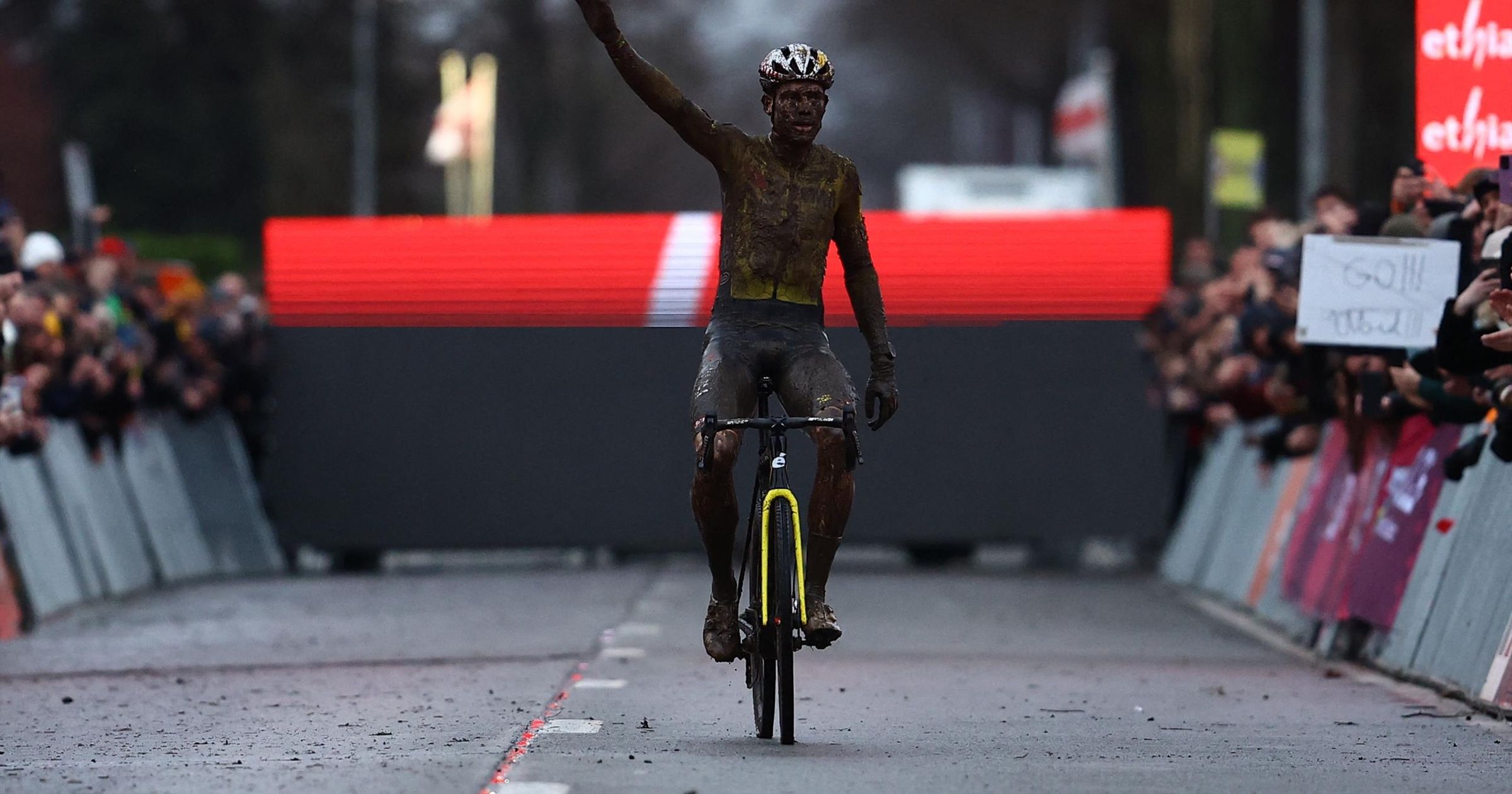 Copa del Mundo Dendermonde | Van Aert baja al barro para su segunda victoria en menos de 48 horas - Cyclo-Cross video - Eurosport