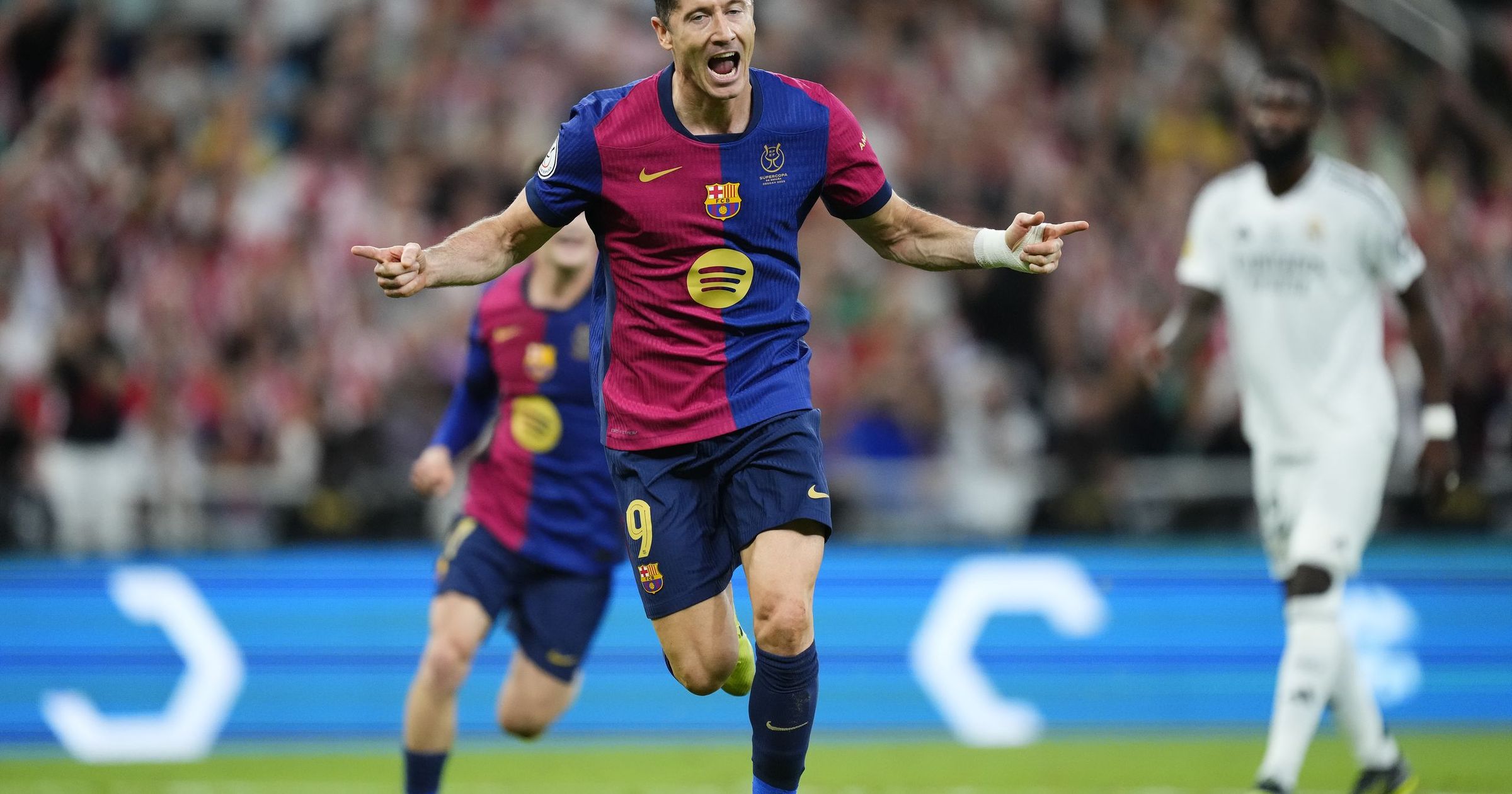 Lewandowski_trajectory w Superpucharze Hiszpanii: asysta i gol w meczu Barcelona - Real Madryt - sprawdź wideo