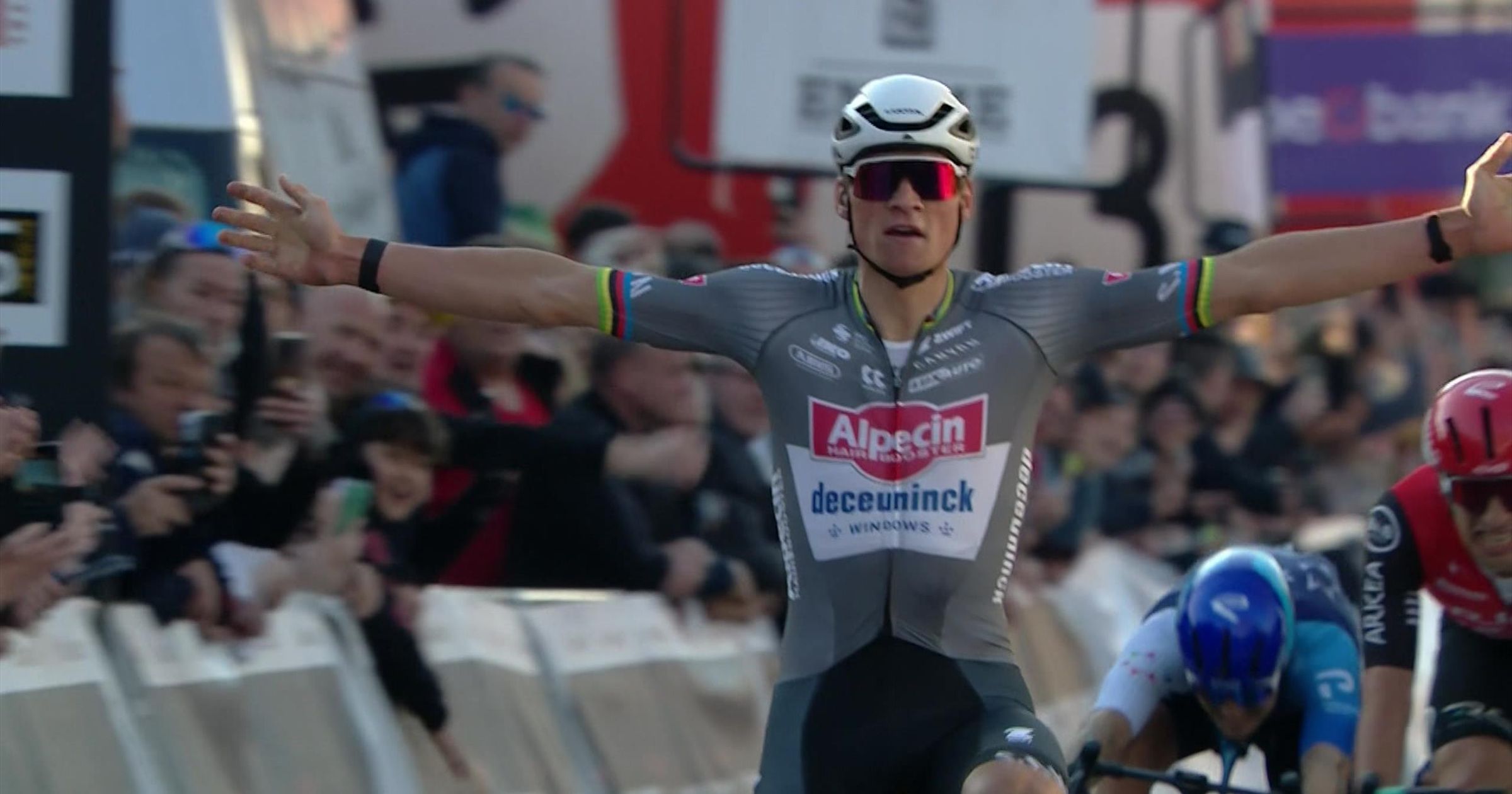 Bekijk in samenvatting hoe Mathieu van der Poel sprint naar overwinning Le Samyn - Wielrennen video - Eurosport