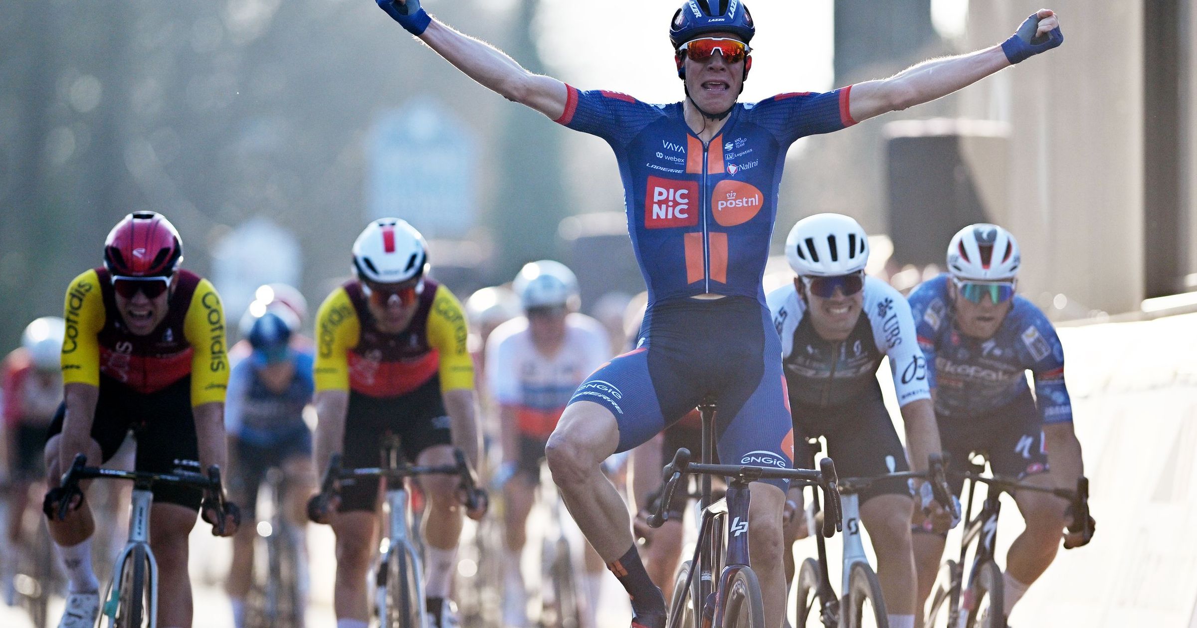 Nils Eekhoff profiteert van val van Jasper Philipsen en sprint knap ...