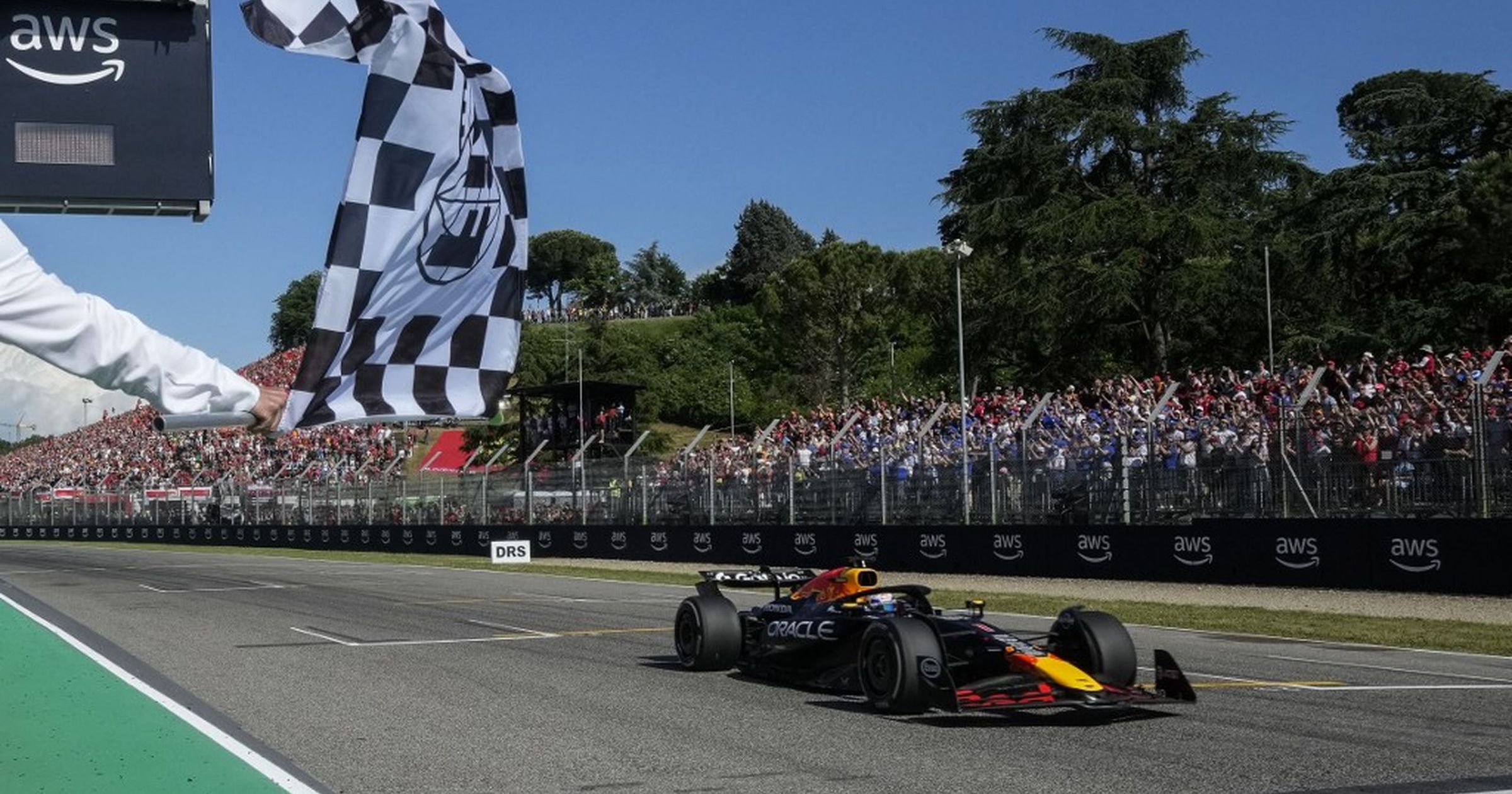 A Red Bull magabiztos Verstappen-győzelemmel ünnepelte 400. F1-es futamát, nézőrekord Imolában