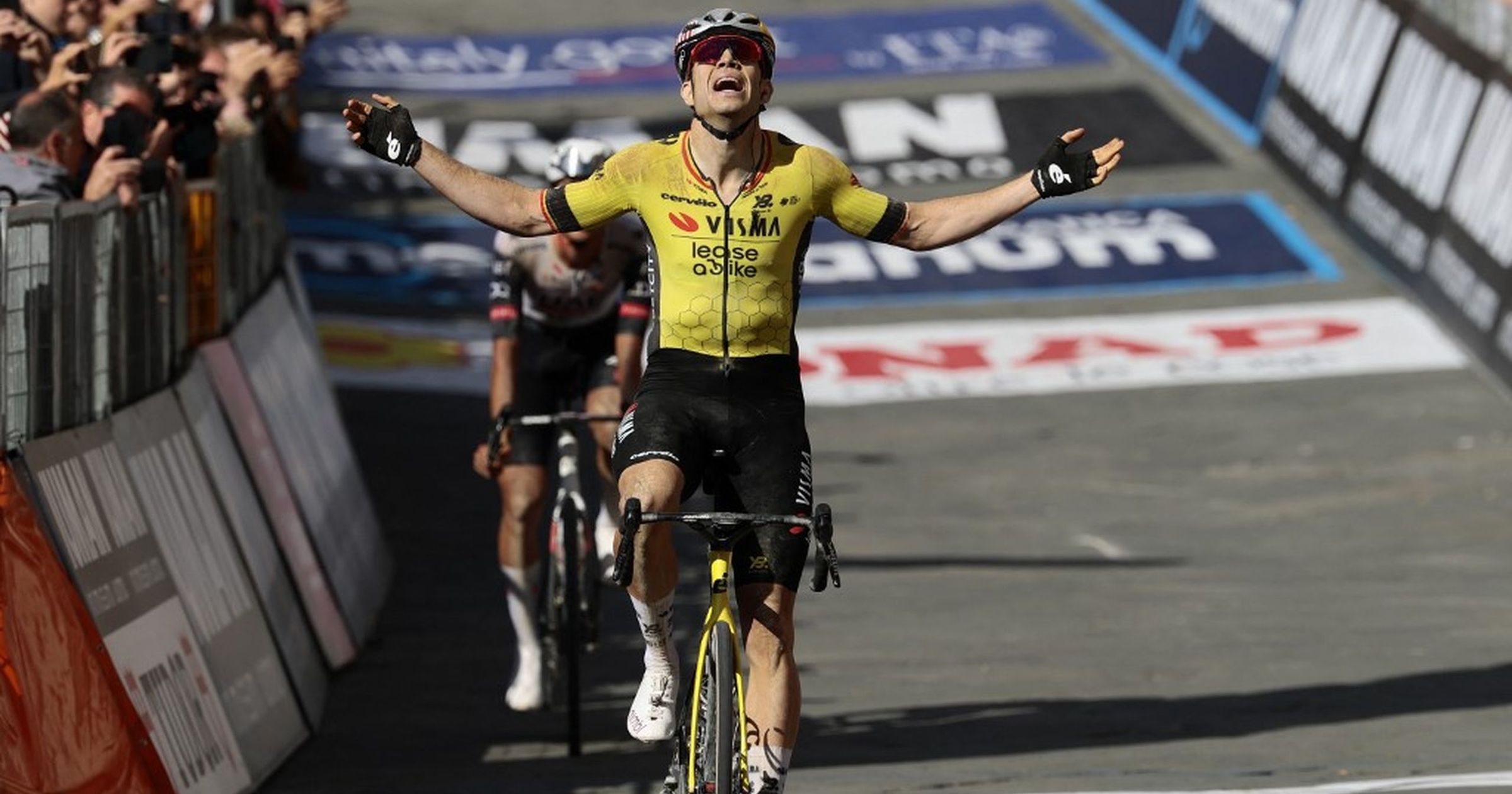 „Talán képes leszek még valami őrültségre” – Van Aert és Del Toro hatalmasat meccselt Sienában